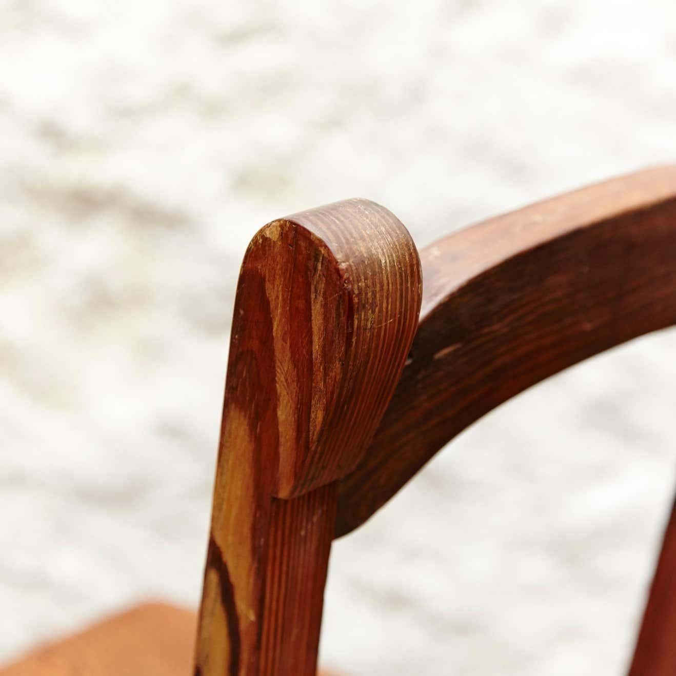 Pareja de sillas modernistas catalanas de madera, hacia 1920 en venta 2