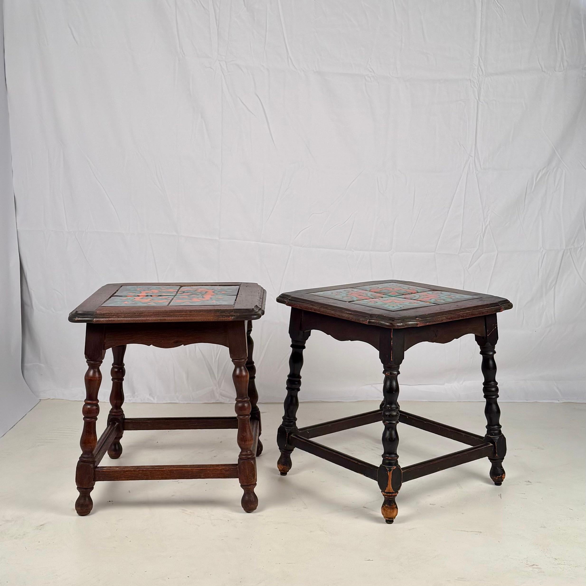 Pareja de Mesas auxiliares o auxiliares de azulejos Catalina del Renacimiento español en venta 2