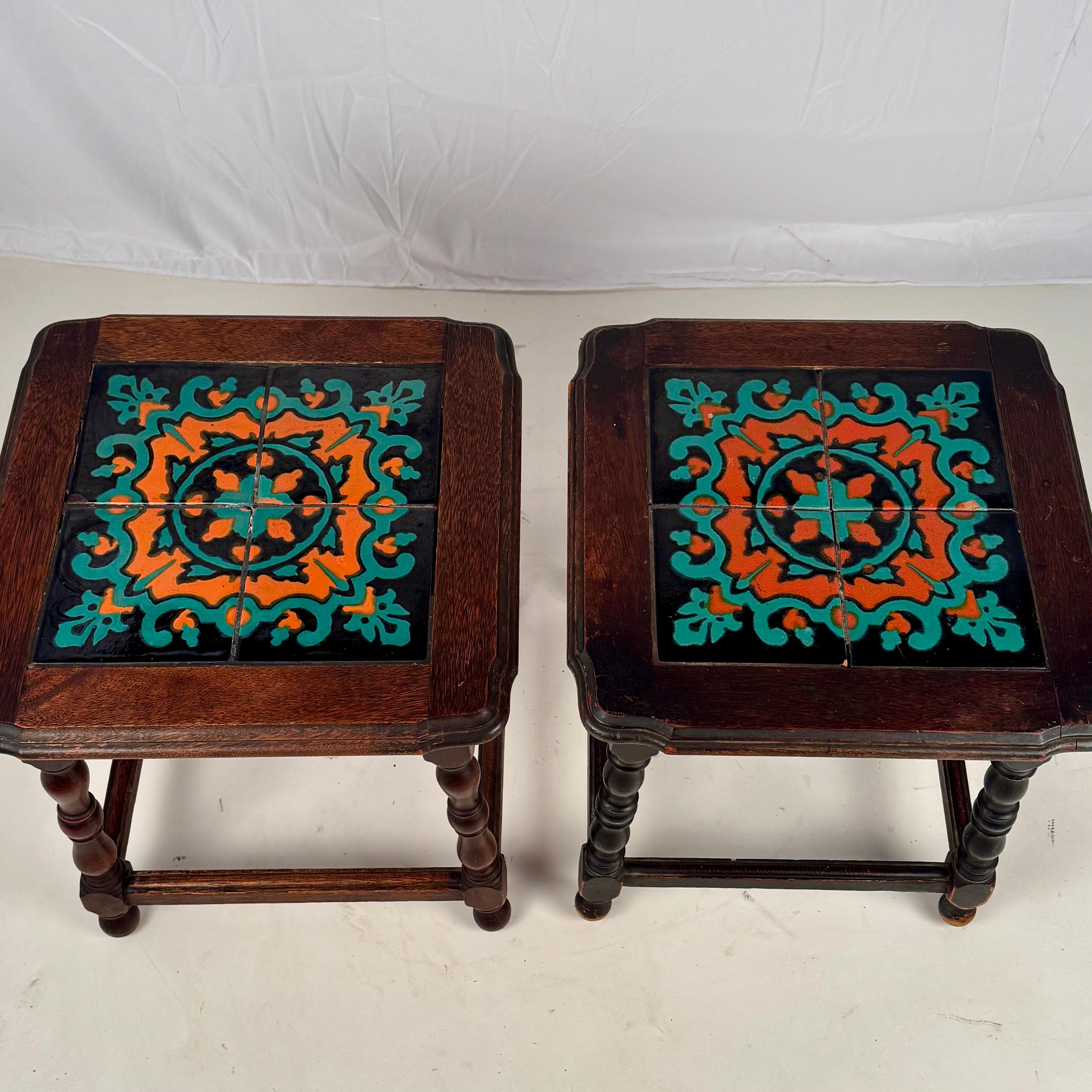 Pareja de Mesas auxiliares o auxiliares de azulejos Catalina del Renacimiento español en venta 1