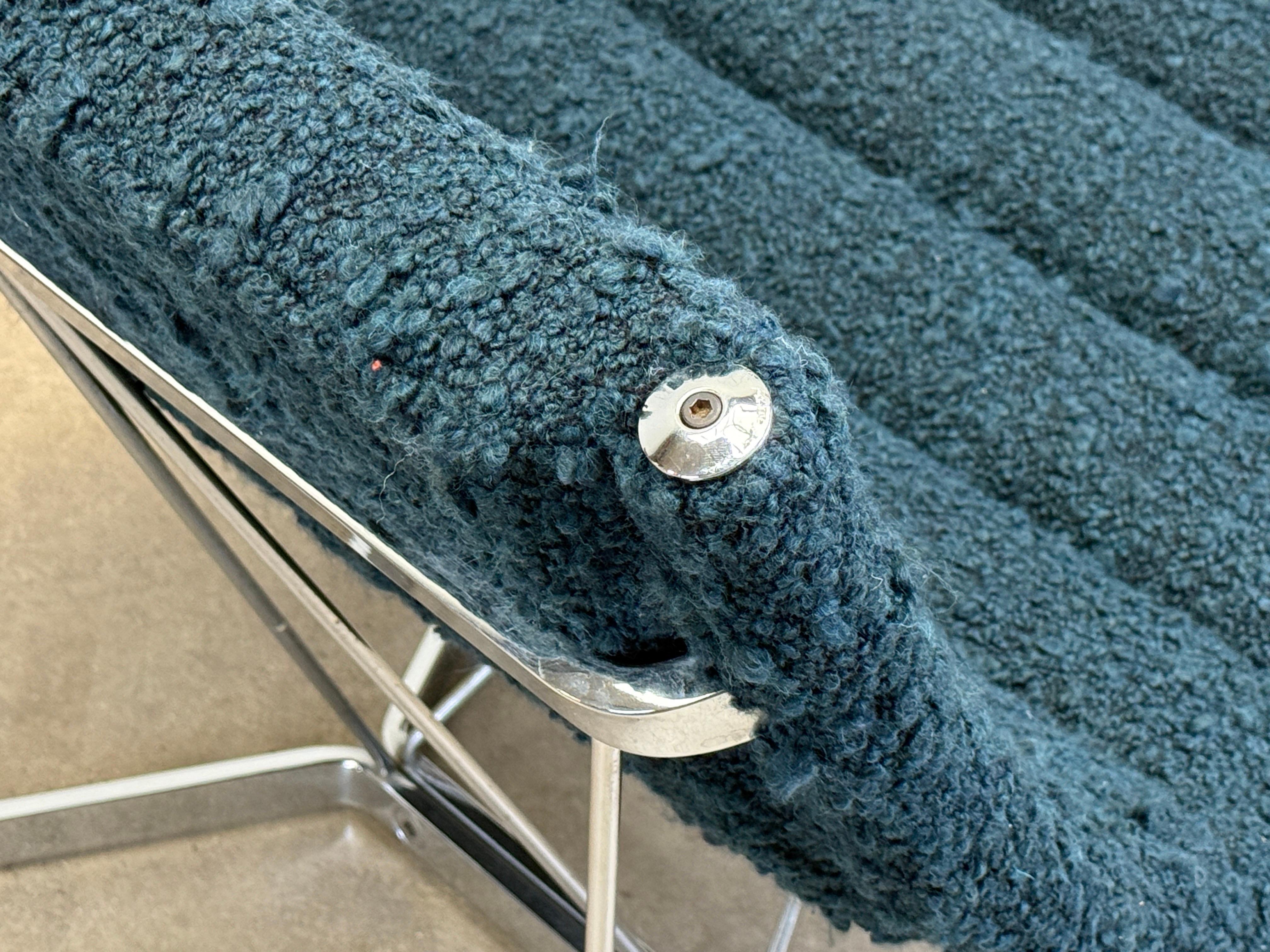 Rare paire de chaises Catenary conçues par George Nelson pour Herman Miller. Rembourré en tissu Zinc / Sagone / Electric Teal.