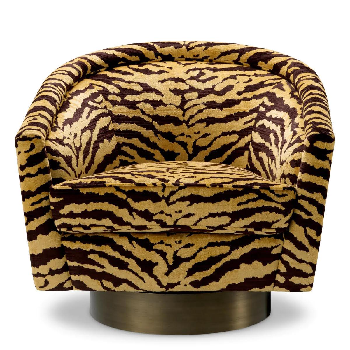 Moderno Coppia di poltrone Catene in Fabrice marrone, base girevole in ottone spazzolato. in vendita