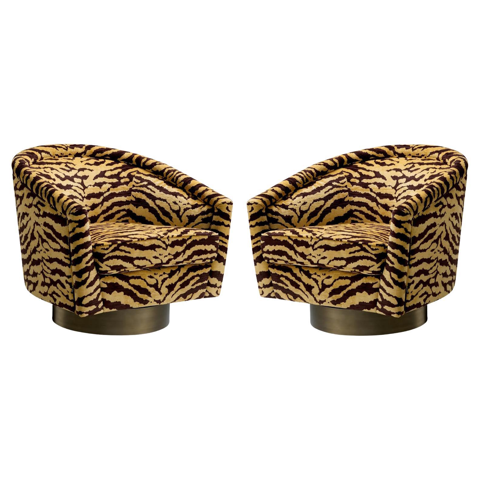 Coppia di poltrone Catene in Fabrice marrone, base girevole in ottone spazzolato. in vendita