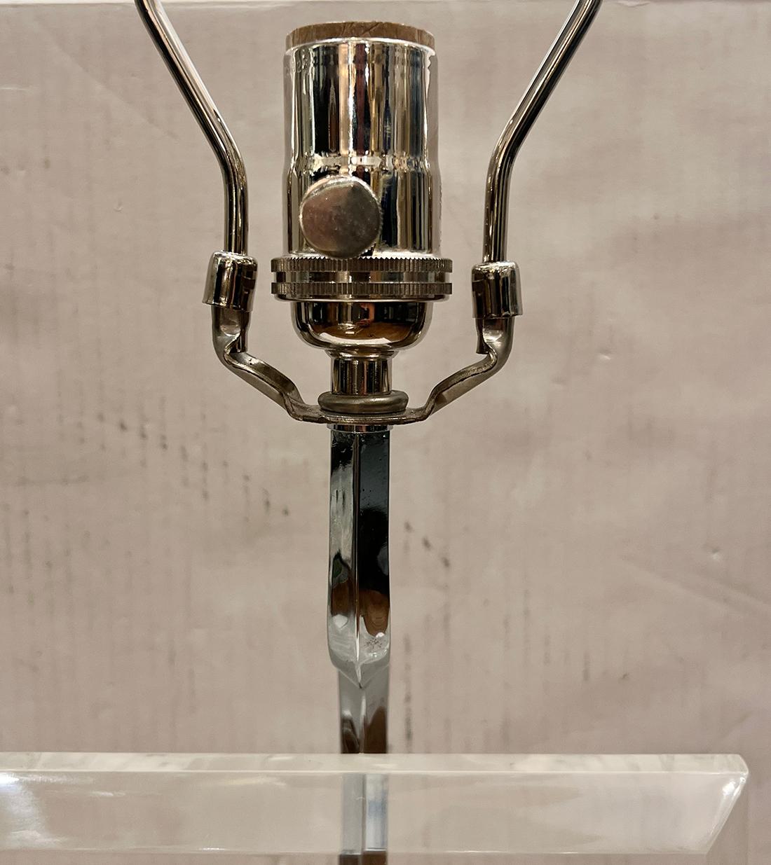 Français Paire de lampes en lucite en forme de quenouille en vente