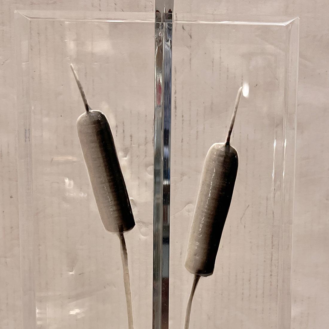 Fait main Paire de lampes en lucite en forme de quenouille en vente