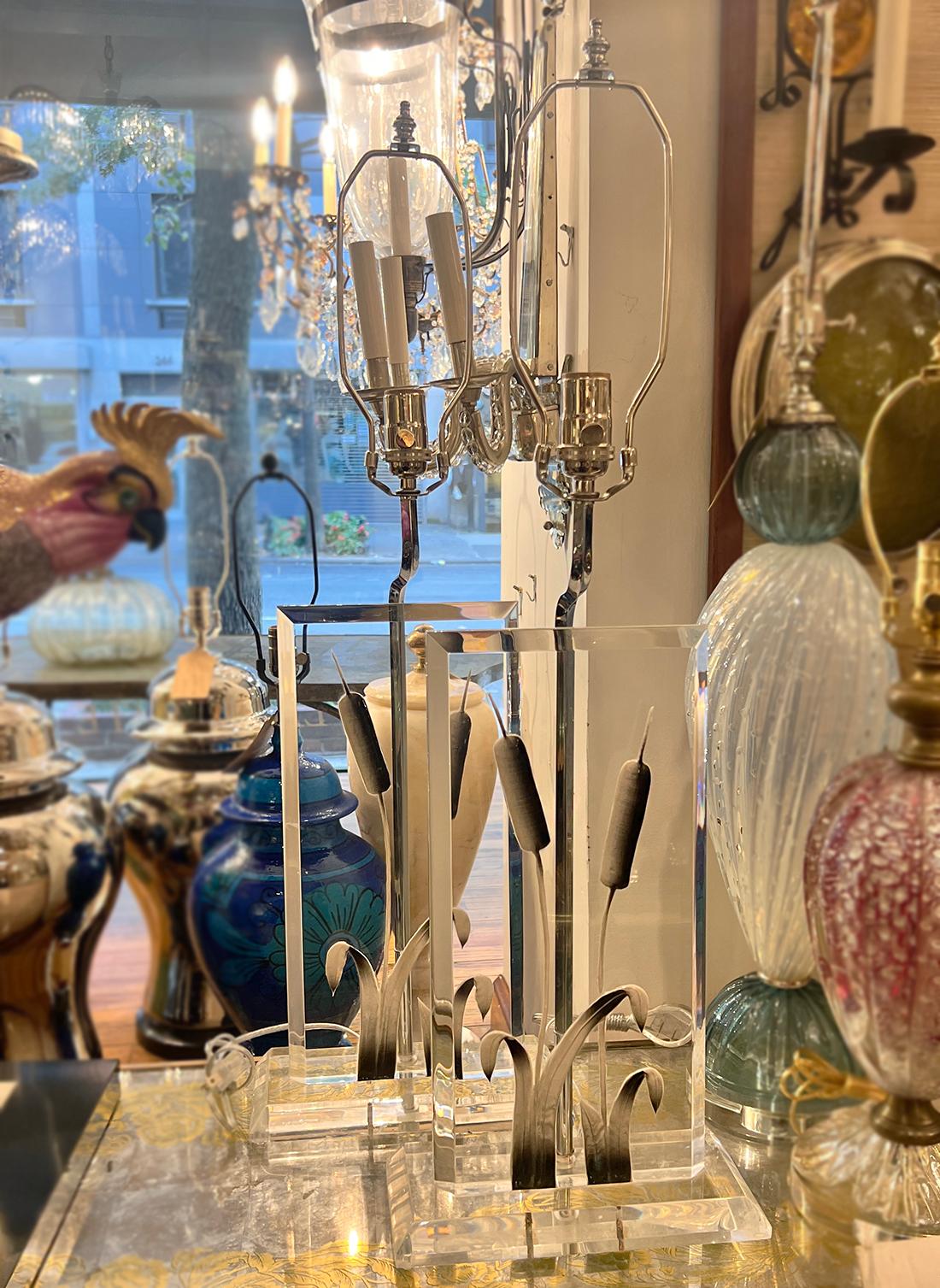 Lucite Paire de lampes en lucite en forme de quenouille en vente