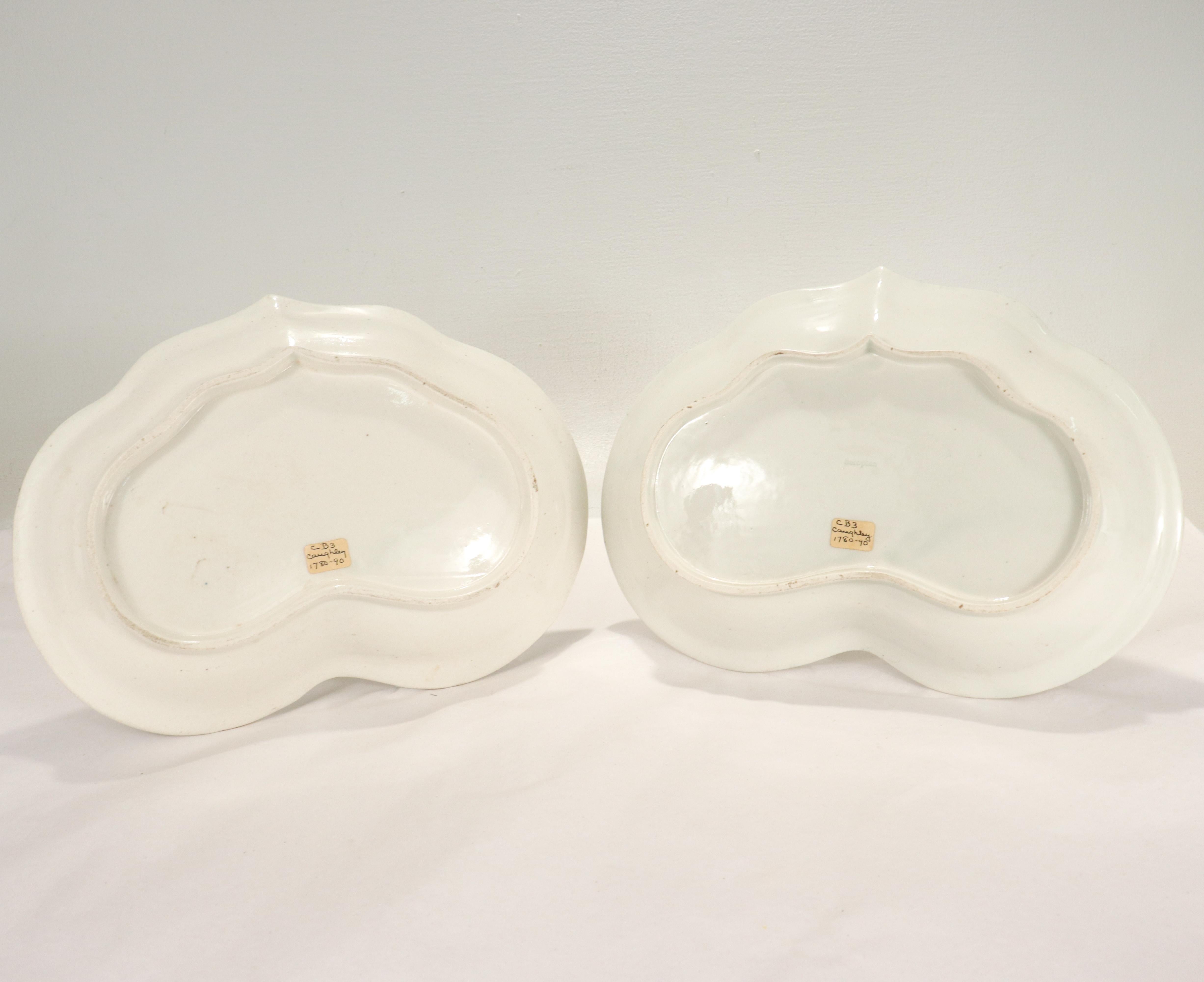 Ein Paar englische Caughley Salopian-Porzellanteller oder -geschirr in Form von Caughley (Neoklassisch) im Angebot
