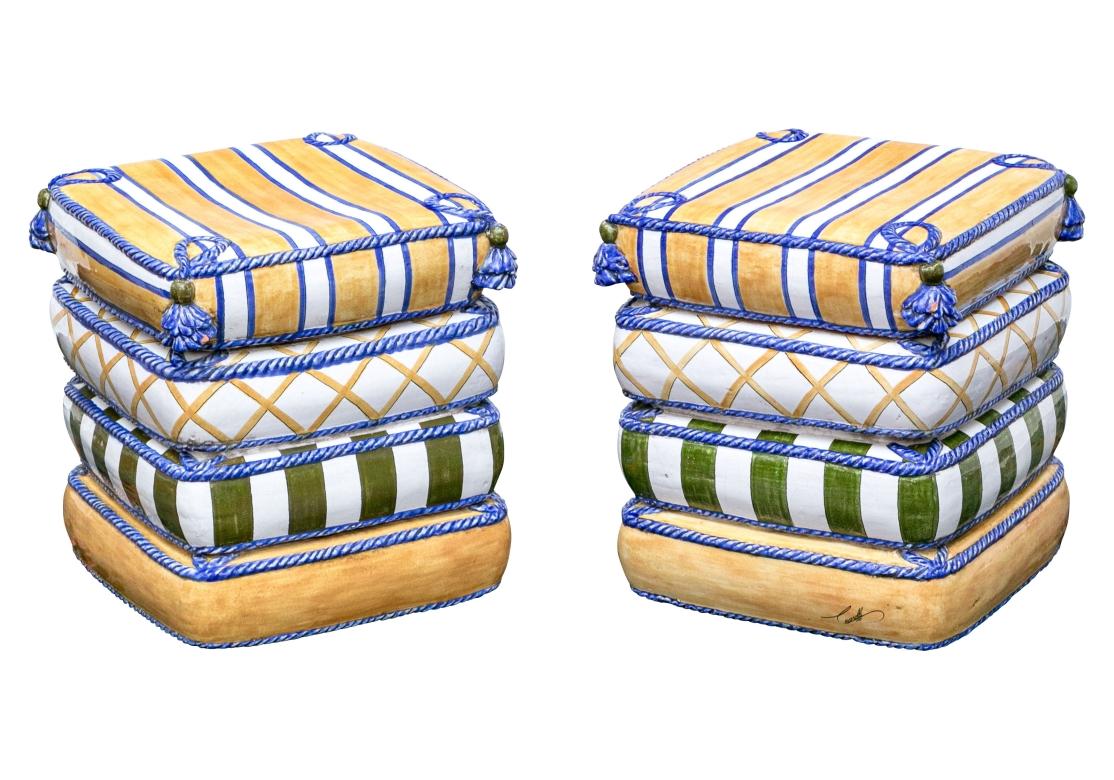 Coppia di sedute in terracotta smaltata a forma di quattro cuscini impilati di grande effetto, decorati con finta corda e nappe.
Le sedute da giardino hanno una finitura con smalto crepla nei colori verde, oro e bianco con accenti blu. Firmato