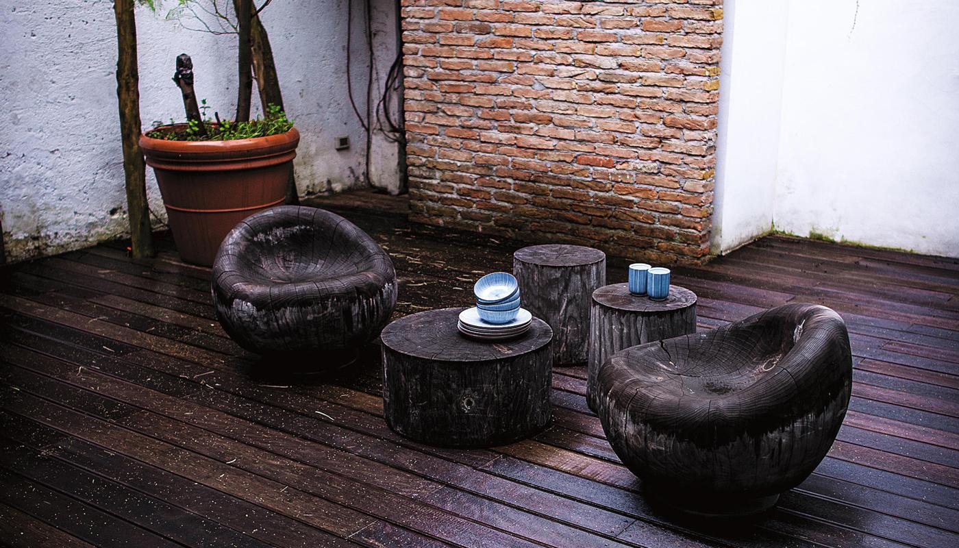 Moderne Paire de  Fauteuils en bois de cèdre sculptés à partir d'un seul bloc de cèdre aromatique en vente