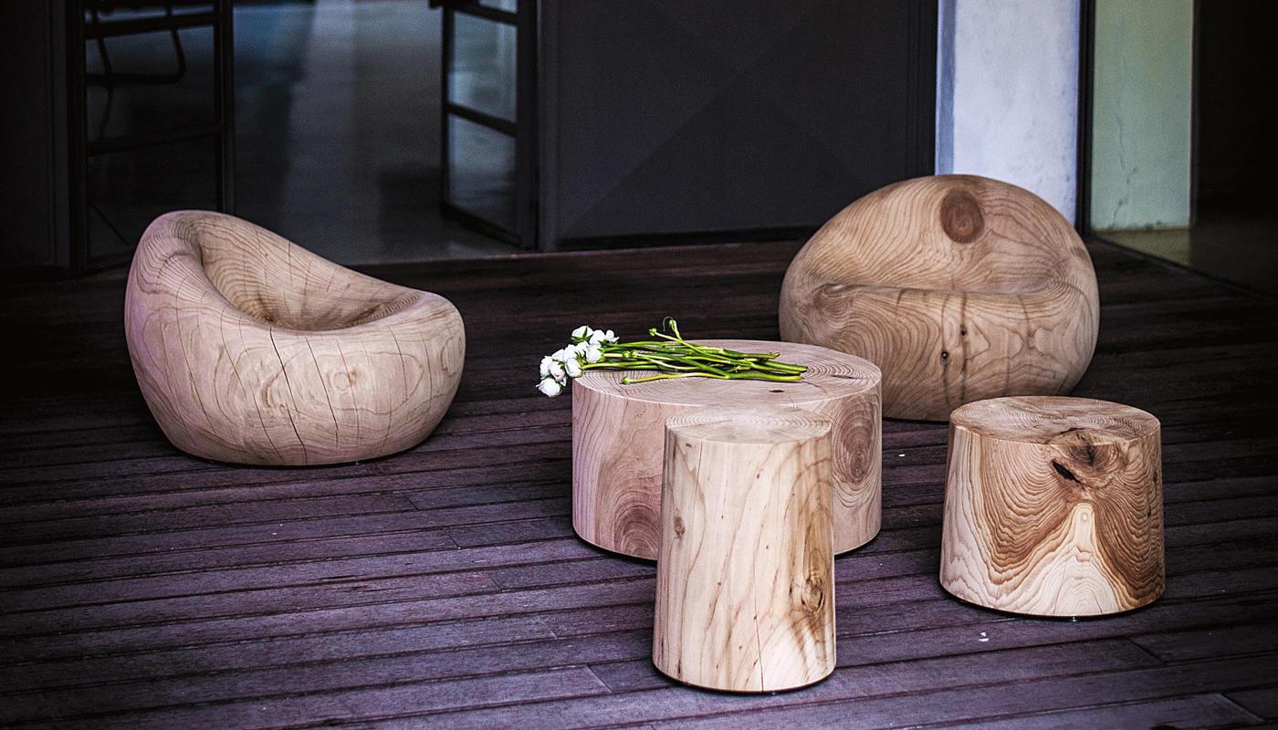italien Paire de  Fauteuils en bois de cèdre sculptés à partir d'un seul bloc de cèdre aromatique en vente