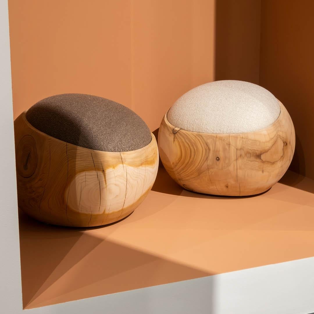 Moderne Paire de tabourets en cèdre sculptés dans un seul bloc de cèdre aromatique en vente