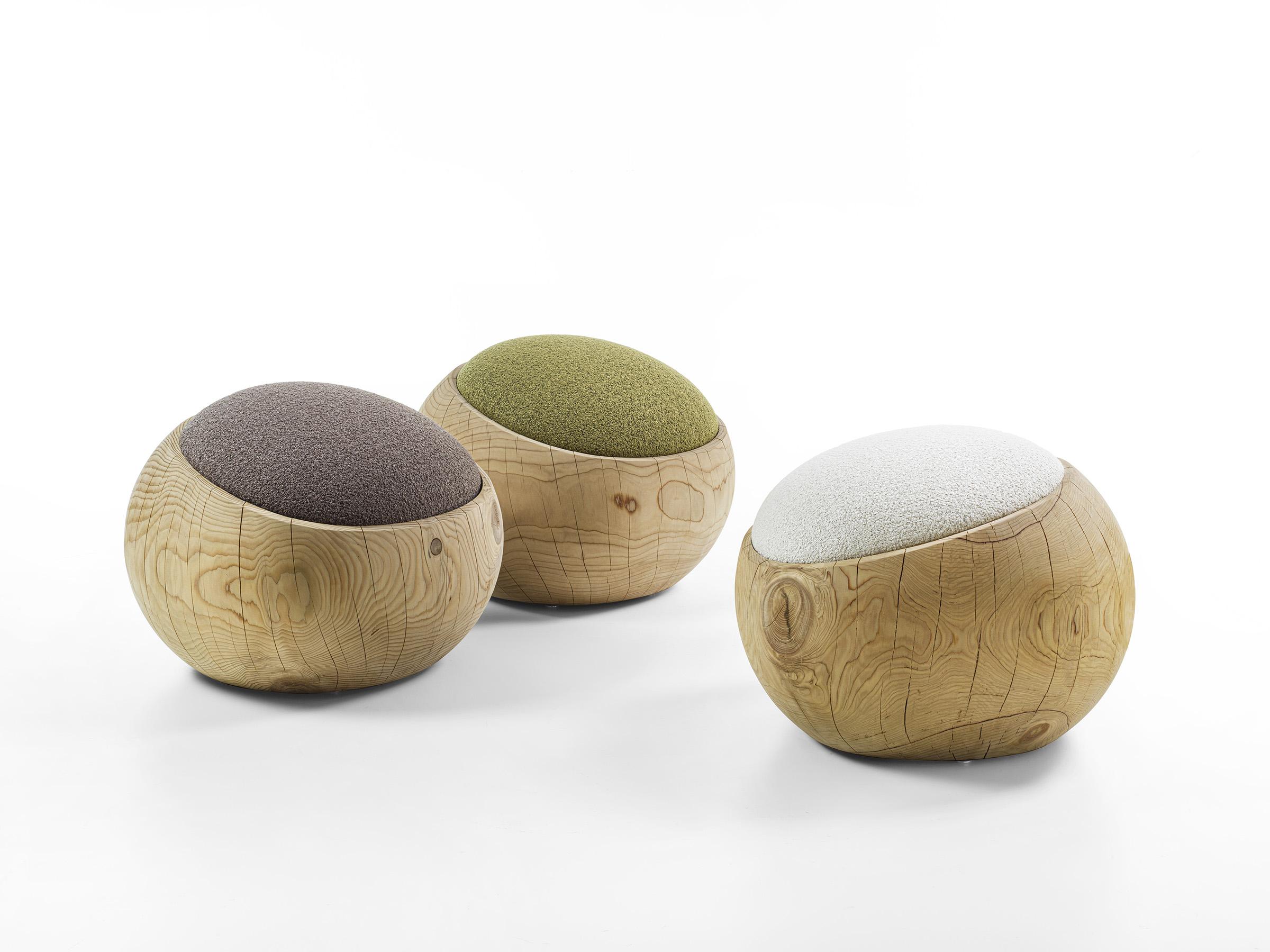 Paire de tabourets en cèdre sculptés dans un seul bloc de cèdre aromatique en vente 1