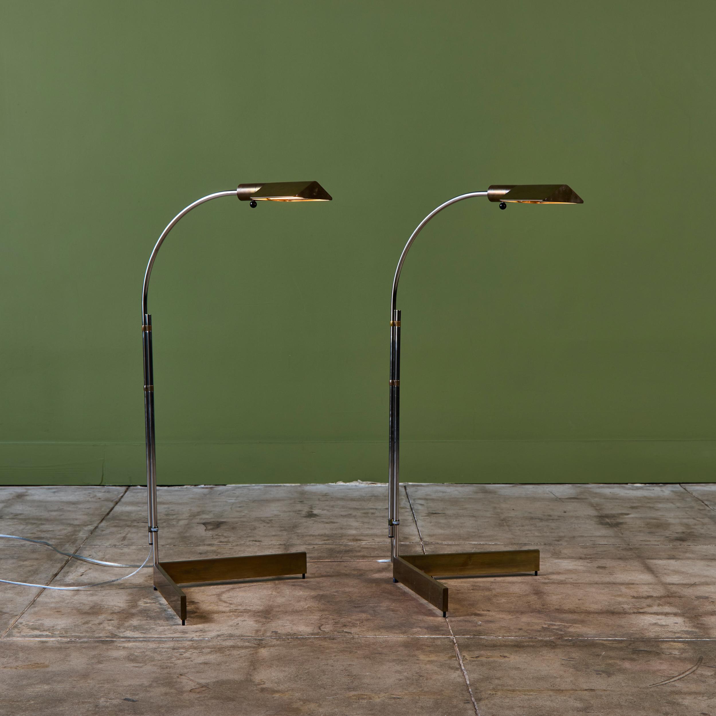 Conçus dans les années 1970, ces lampadaires en laiton et en acier inoxydable de Cedric Hartman sont un classique durable du design. Les lampadaires modernistes sont dotés d'un abat-jour triangulaire en laiton fixé à deux tiges parallèles incurvées