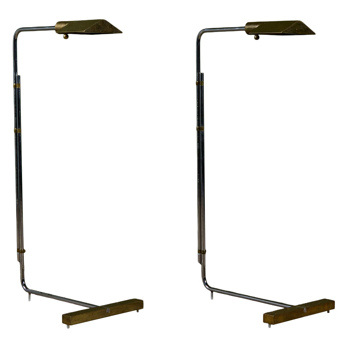 Paire de lampadaires en laiton et acier inoxydable avec base en T et barre parallèle Cedric Hartman