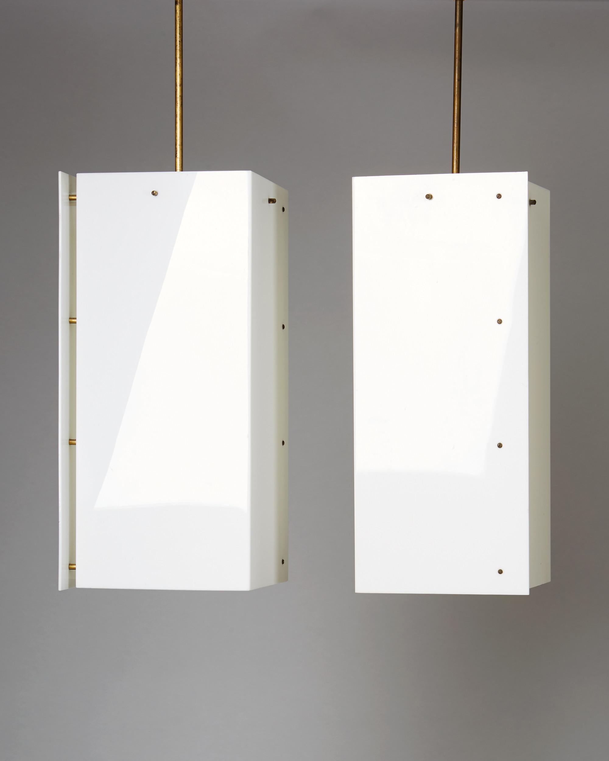 Ottone e acrilico bianco.

Misure: Altezza dei paralumi 50 cm/ 19 ¾