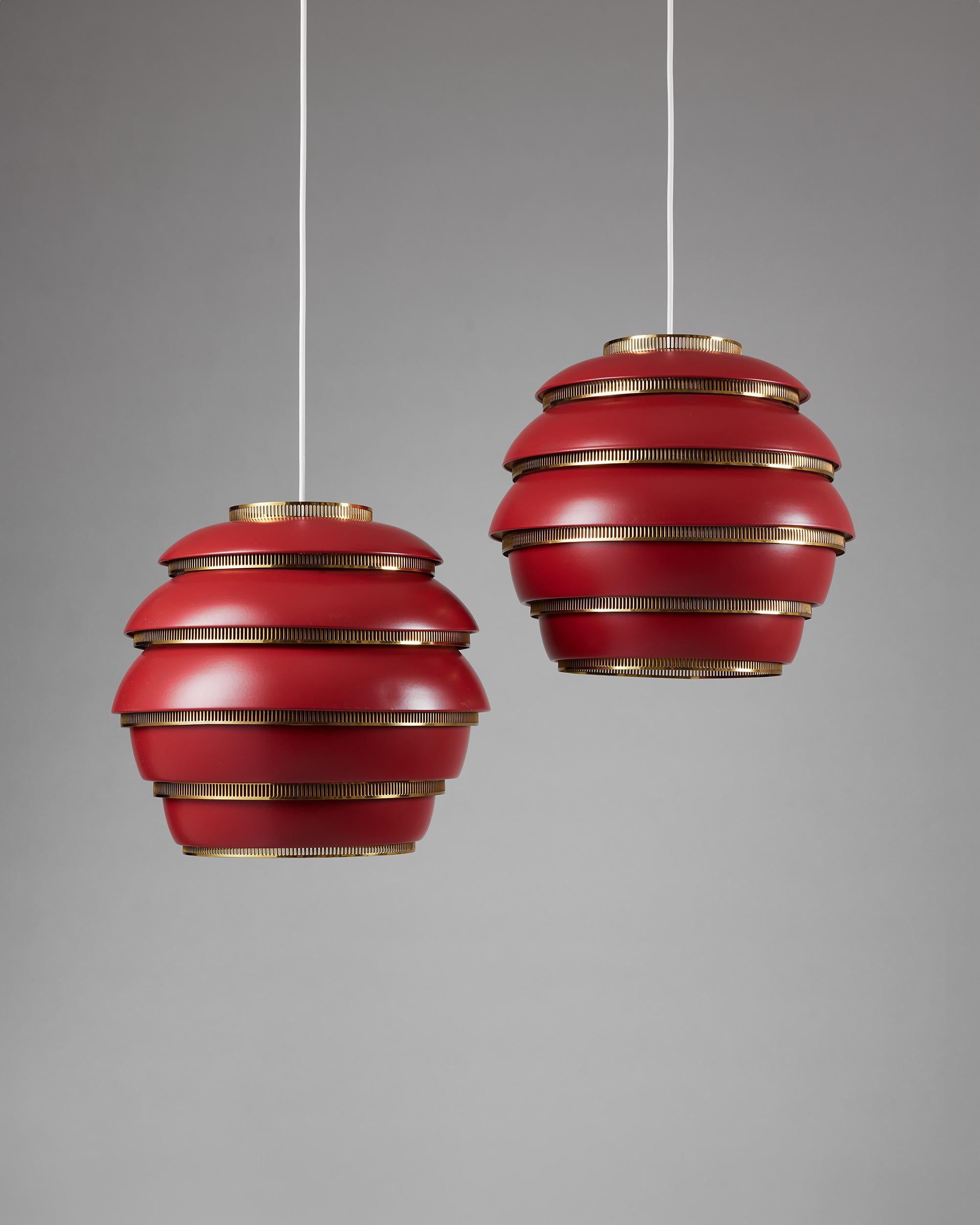 Pair of ceiling lamps ‘Beehive’ model A332 designed by Alvar Aalto for Valaistustyo,
Finland, 1952.
Painted aluminum and polished brass.

Stamped.

H: 30 cm
D: 33 cm

True to its name, the ’Beehive’ is a distinctive structure that has become one of