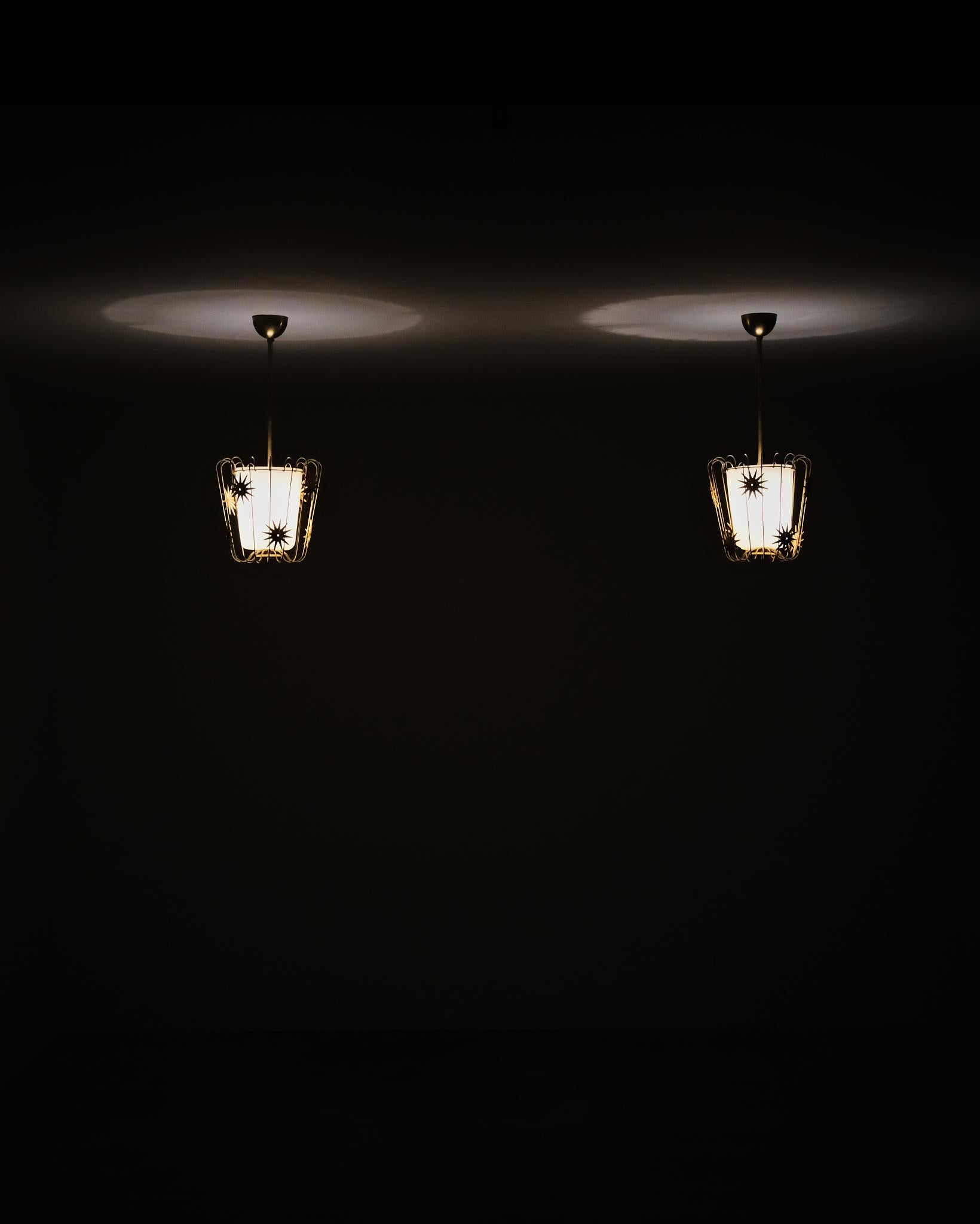 Un raro set di lampade da soffitto moderne svedesi, modello A 3445, prodotto da ELEKTRISKA AB Chr. Bergh & Co (ASEA) negli anni '40. I pezzi sono realizzati in metallo laccato con paralumi in vetro avorio opaco, circondati da una scultura in filo