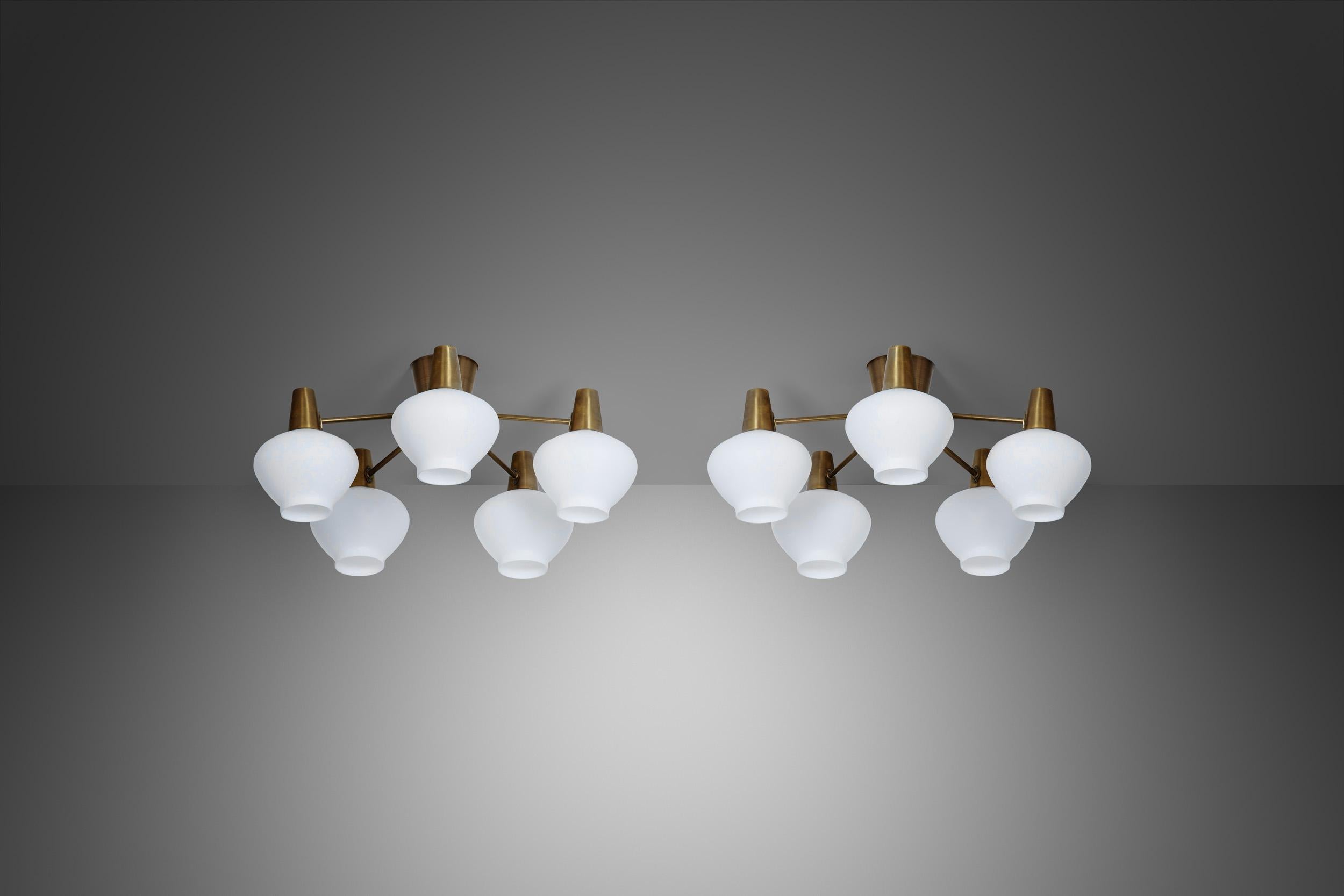 Mid-Century Modern Paire de plafonniers par Hans Bergström pour ASEA, Suède Milieu du 20e siècle en vente