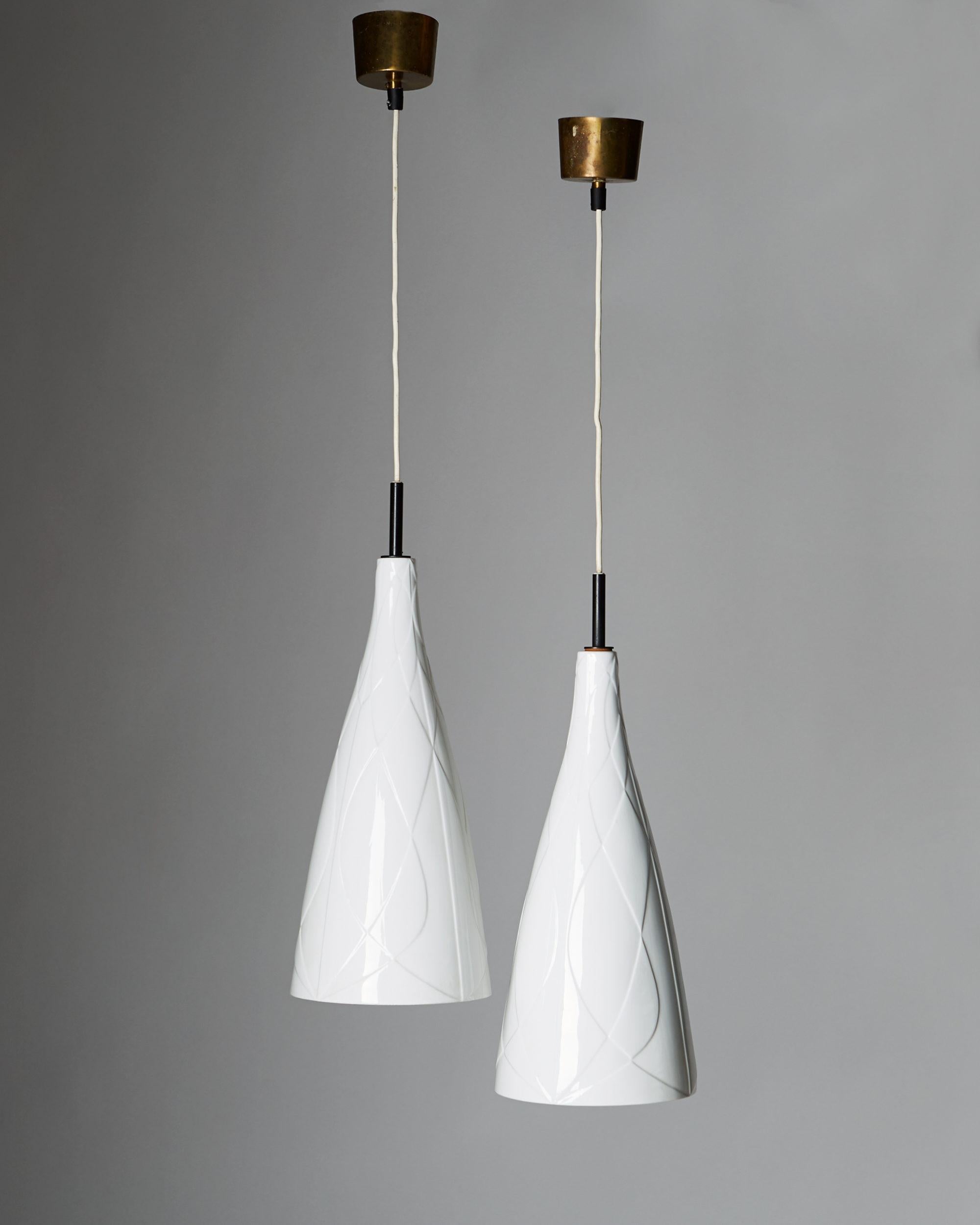 Brass and porcelain.

Sold as a pair.

Measures: L 53 cm/ 21''
D 20 cm/ 8''.
 