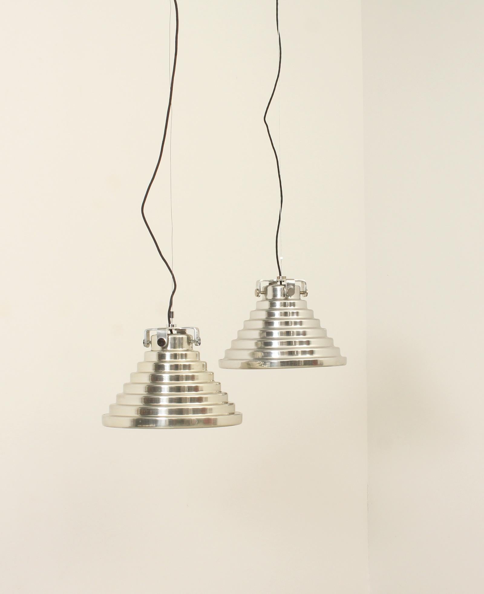Coppia di lampade da soffitto modello 2036-T disegnate nel 1974 da Antoni Bonamusa per Ciervo Industrial, Spagna. Raro modello in alluminio fuso a luce diretta. 