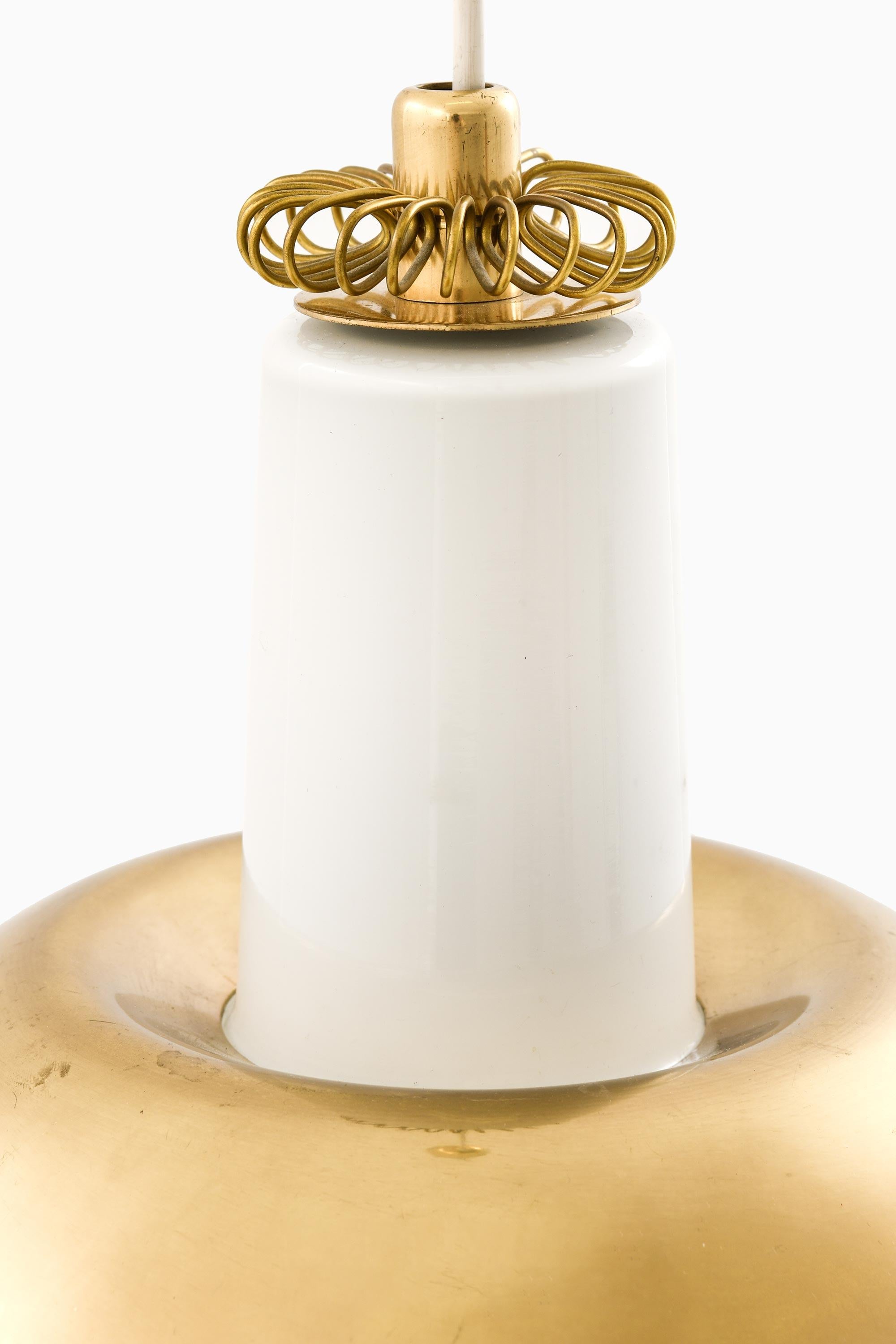 Scandinavo moderno Coppia di lampade da soffitto, modello K2-20, in ottone di Paavo Tynell, anni '50 in vendita