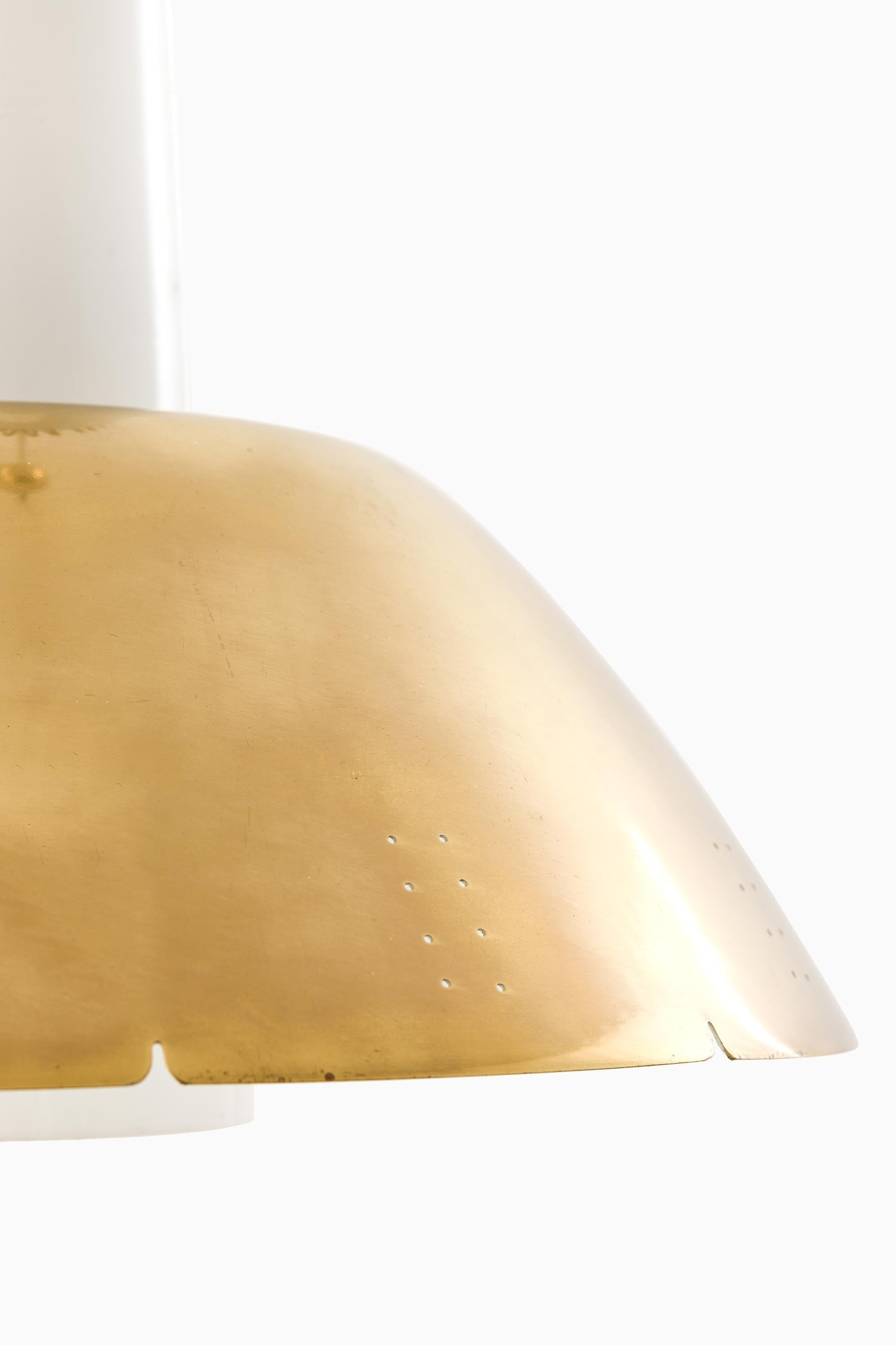 Finlandese Coppia di lampade da soffitto, modello K2-20, in ottone di Paavo Tynell, anni '50 in vendita