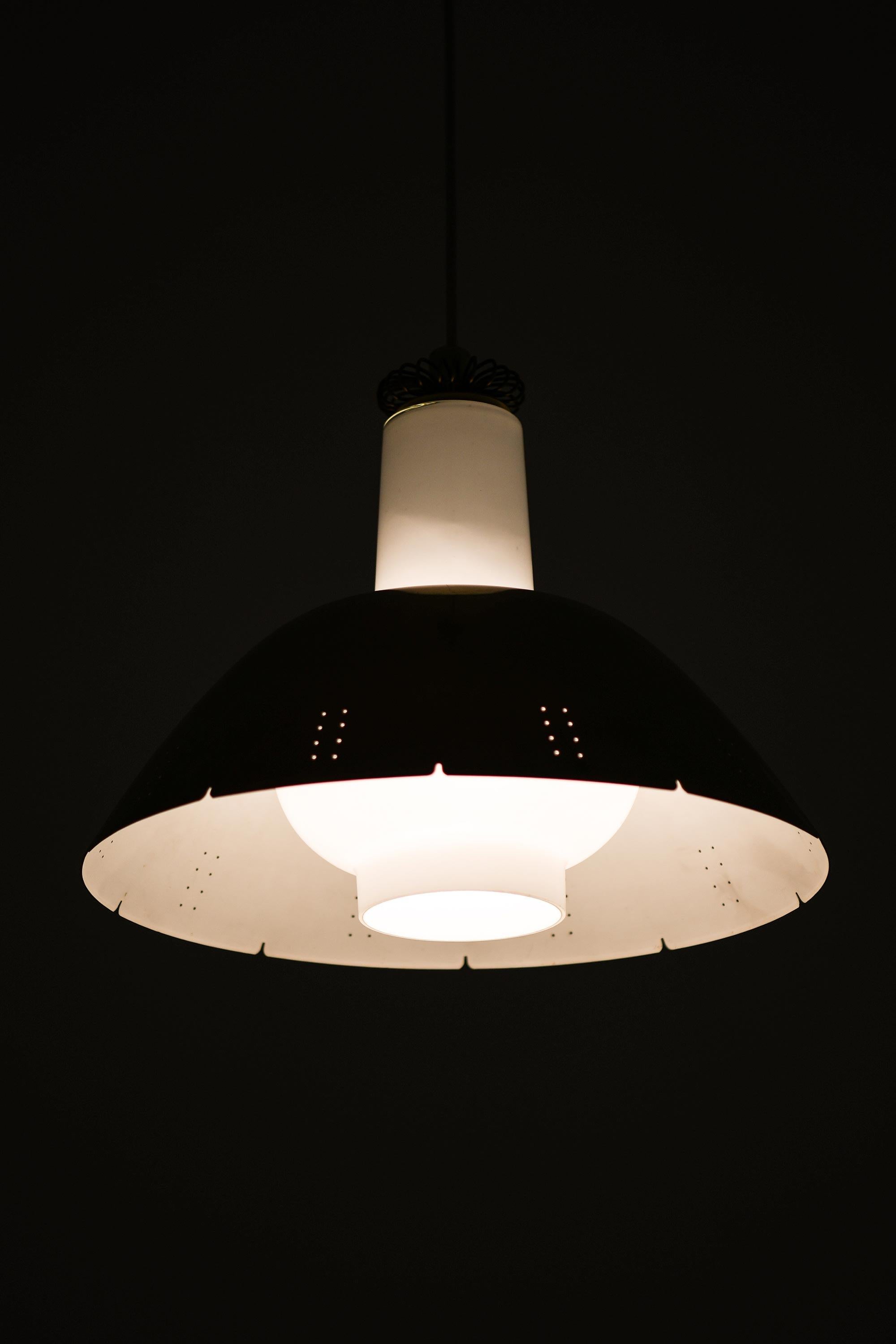 Ottone Coppia di lampade da soffitto, modello K2-20, in ottone di Paavo Tynell, anni '50 in vendita