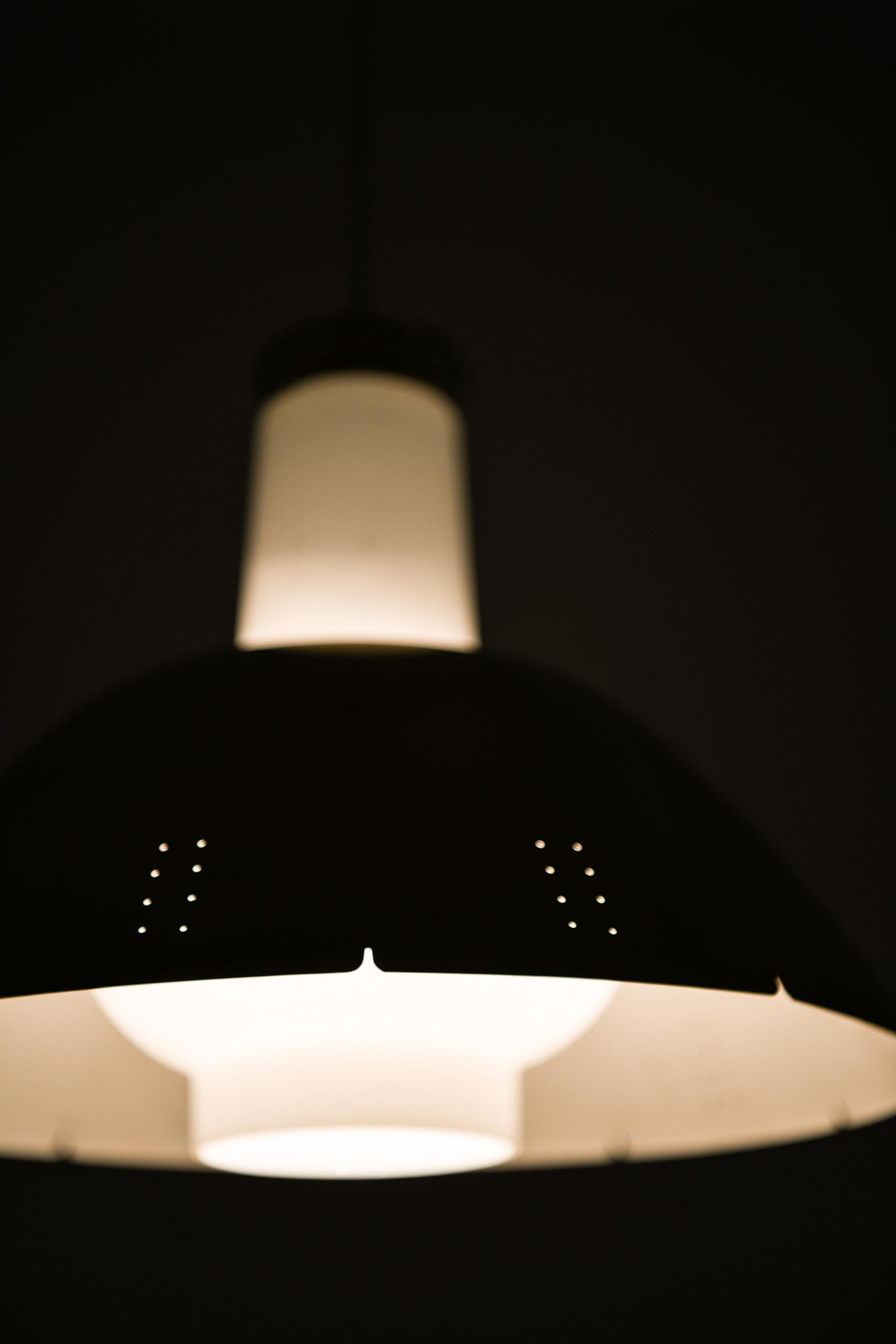 Coppia di lampade da soffitto, modello K2-20, in ottone di Paavo Tynell, anni '50 in vendita 1