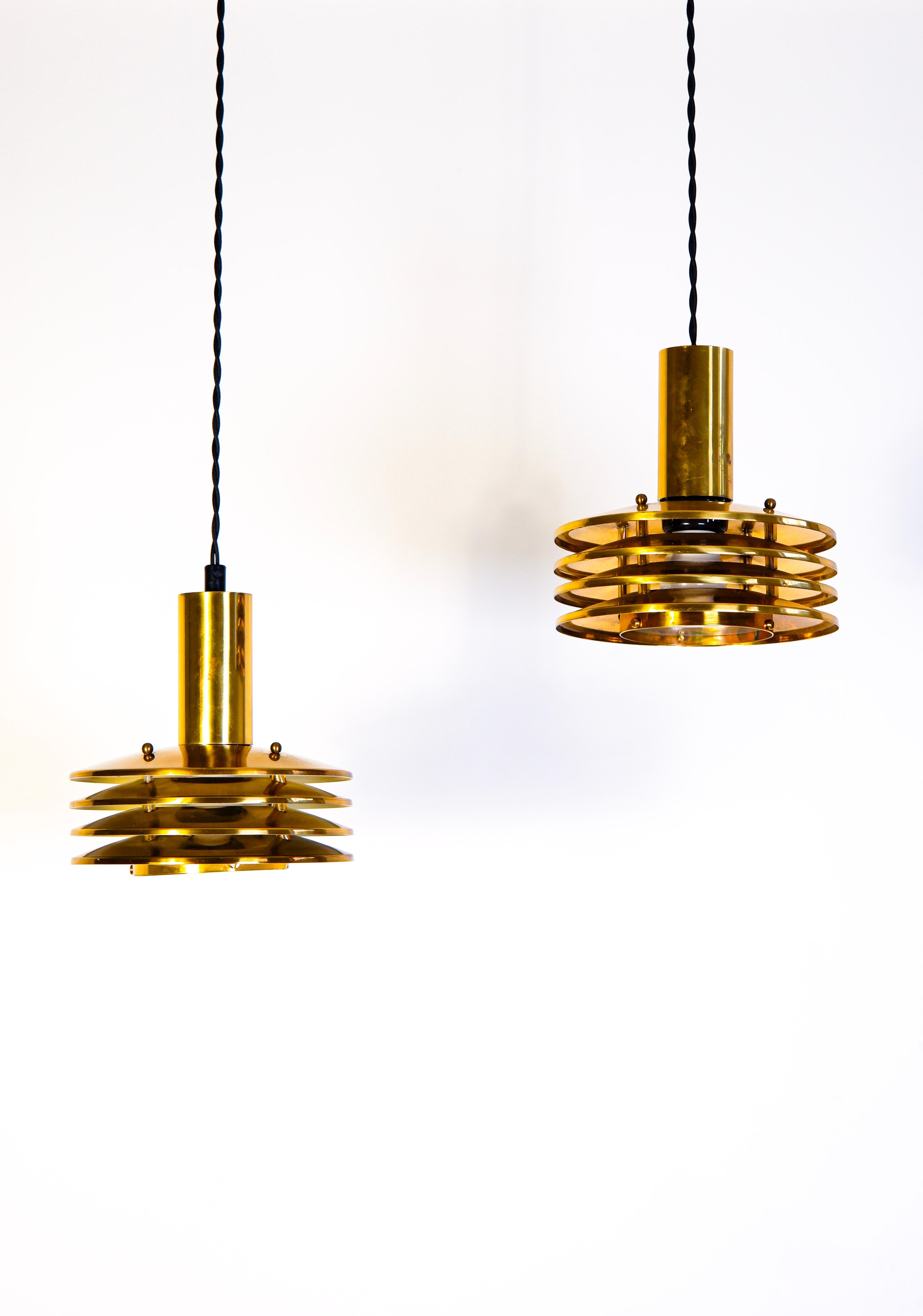 Scandinave moderne Paire de plafonniers en laiton attribués à Kai Kai, circa 1960. en vente