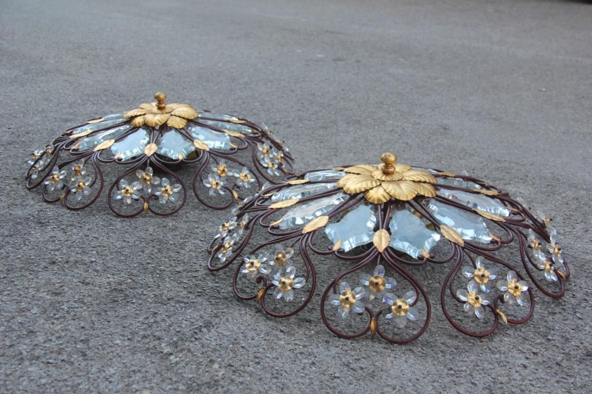 Coppia di luci da soffitto rotonde metà secolo moderno Francia cristallo forgiato metallo oro in vendita 1