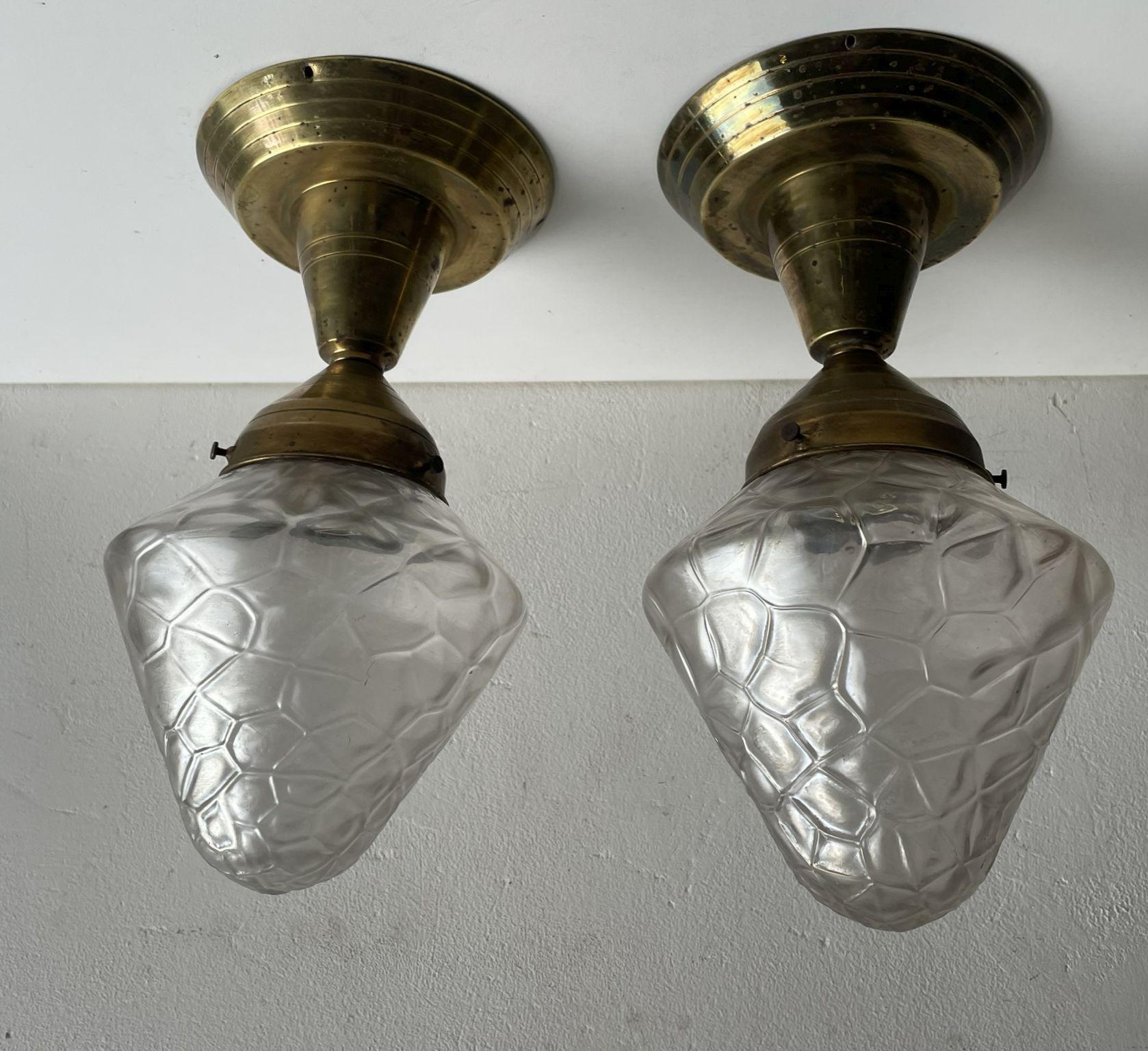Le luxe depuis le début du vingtième siècle. Excellentes montures encastrées avec un verre magnifiquement irisé. Actuellement avec le câblage d'origine. Doit être recâblé, peut le faire sur demande.