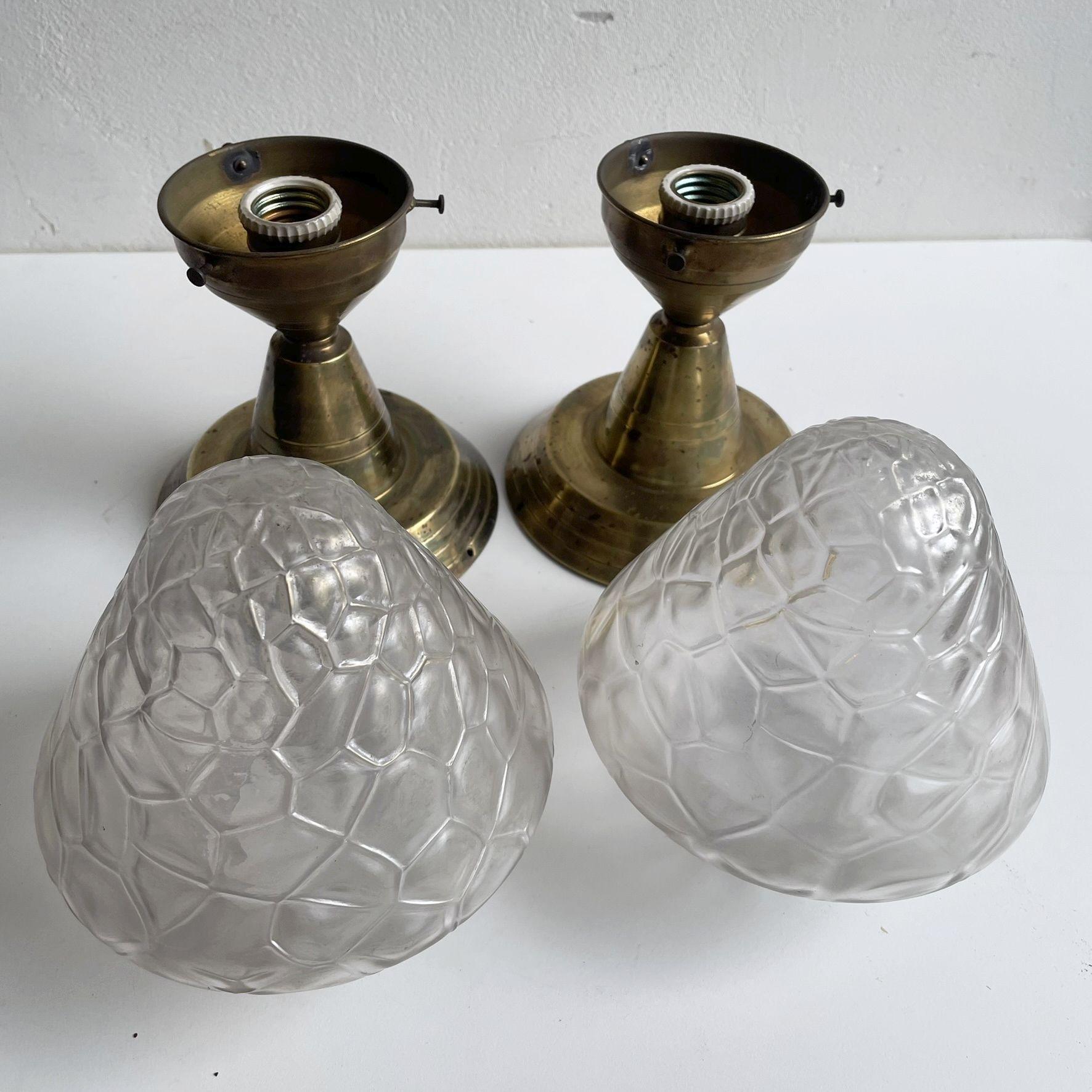 Début du 20ème siècle Paire de plafonniers avec abat-jour irisé par ou dans le style de Loetz en vente