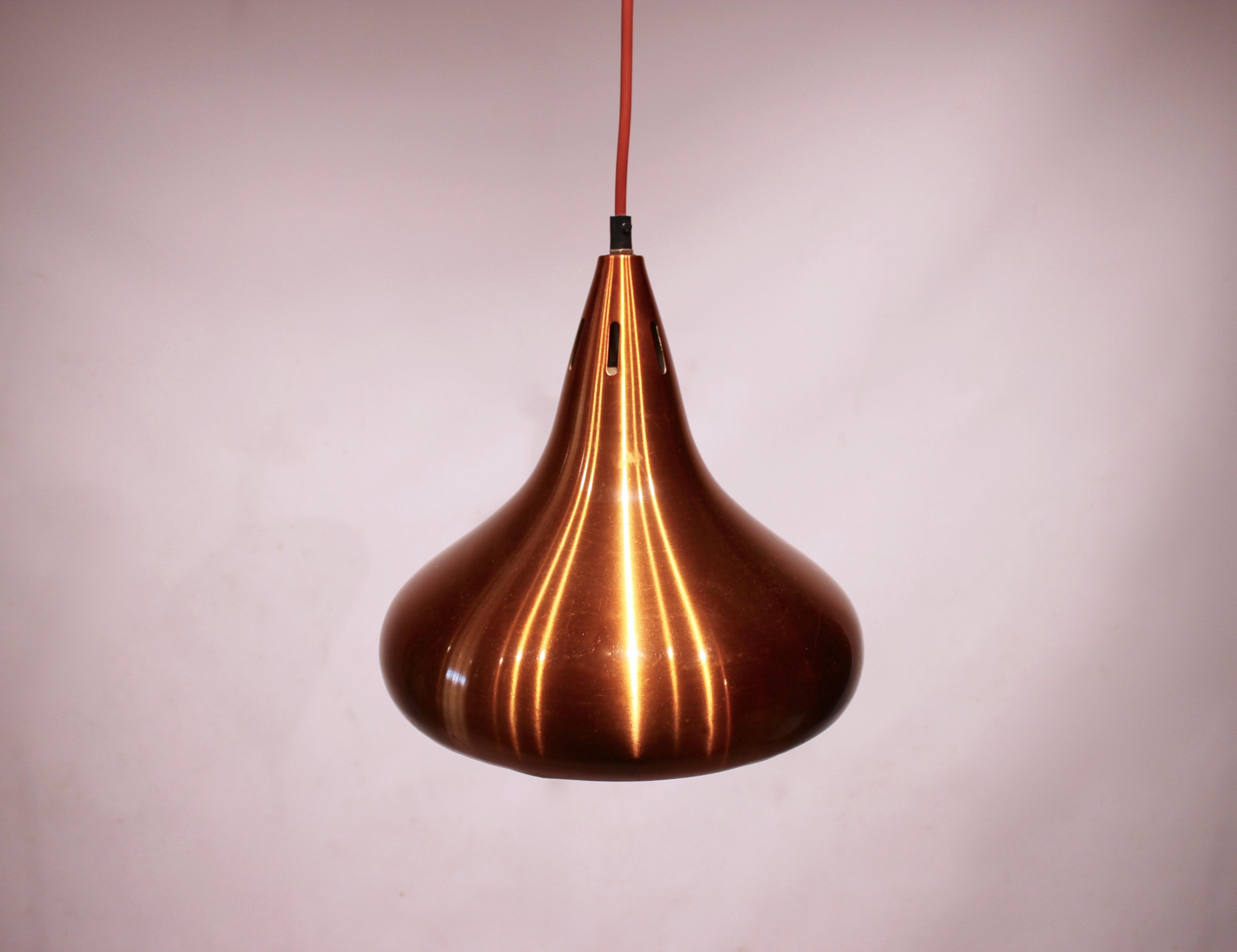 A pair of ceiling pendants in copper of Danish design from the 1960s. The pendants are of great vintage condition.