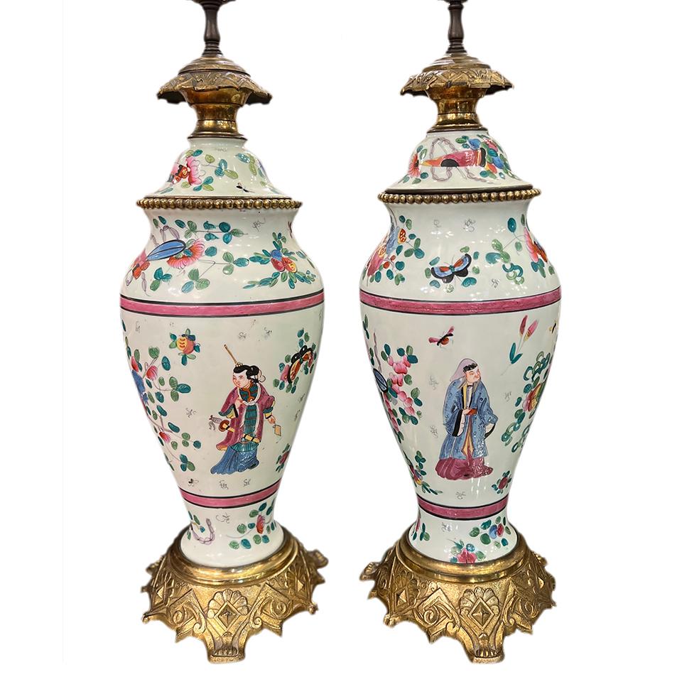 Pareja de antiguas lámparas de aceite francesas de celadón hechas con porcelana china. Bases y zócalos de bronce dorado.
Escenas florales y cortesanas.
Medidas:
Altura: 22
Diámetro: 6