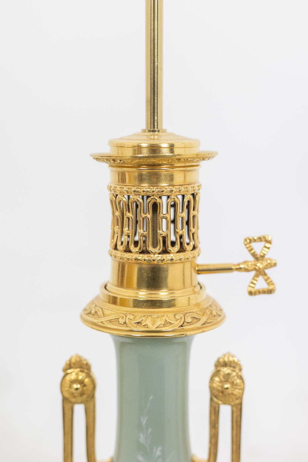 Paar Lampen aus Celadon-Porzellan und vergoldeter Bronze. Um 1880. (Spätes 19. Jahrhundert) im Angebot