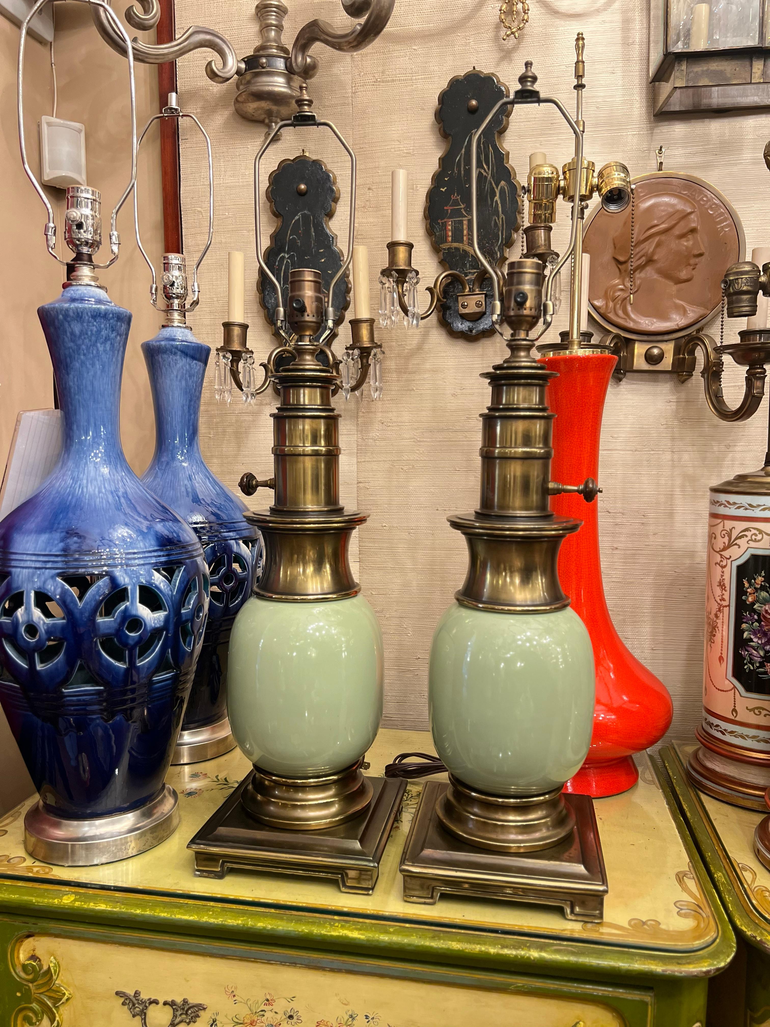 Paire de lampes de table en porcelaine céladon des années 1940 avec base en bronze.

Mesures :
Hauteur du corps : 20