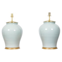 Paar Celadon-Porzellan-Tischlampen auf vergoldeten Holzsockeln, verdrahtet für die USA