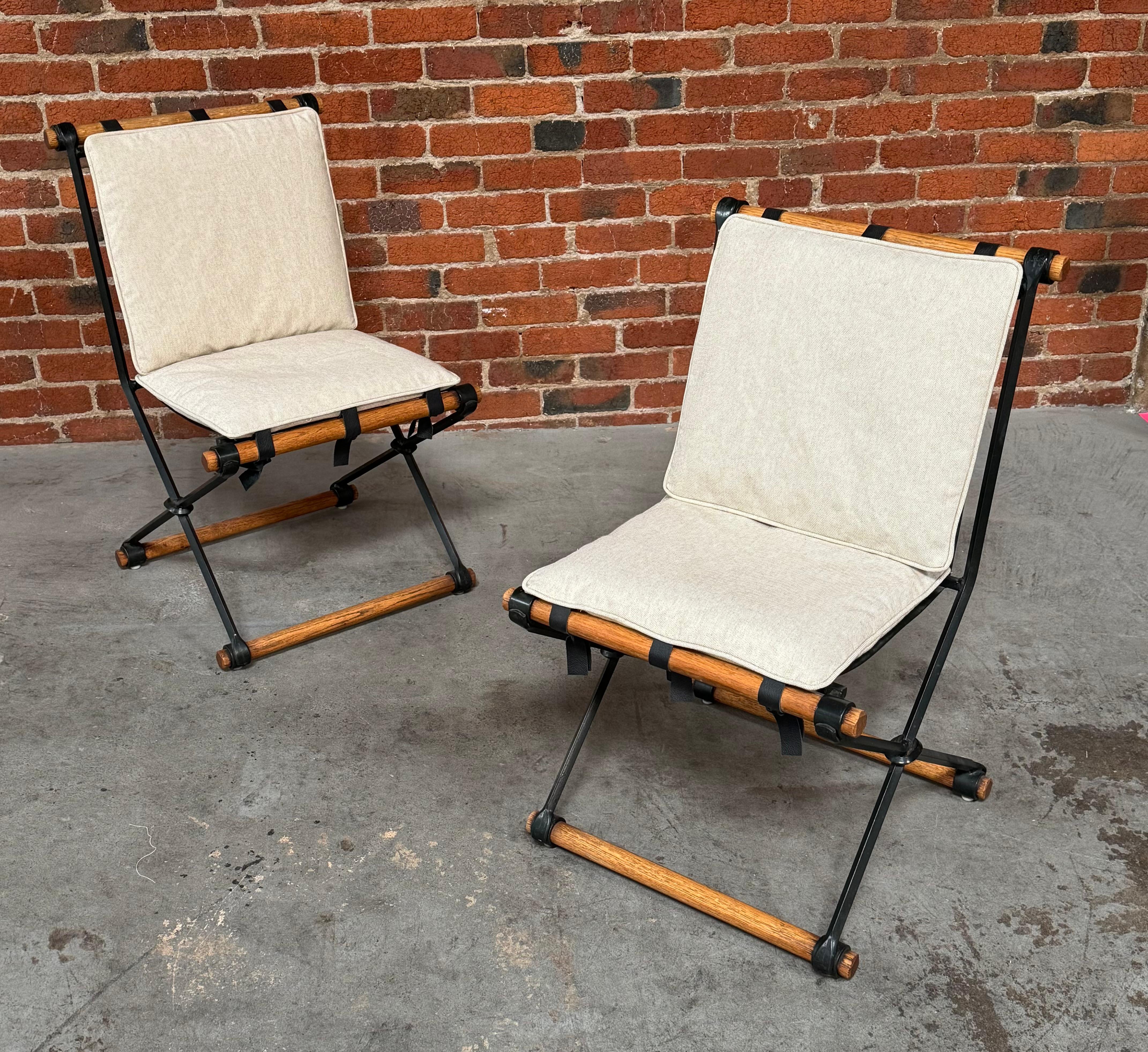 Architecte, paysagiste et designer de meubles américaine Cleo Baldon (1927-2014) Chaises d'appoint à base en X avec un cadre en fer forgé vert foncé et des patins en chêne fumés vers les années 1960 pour sa société la Terra Collection. Avec un