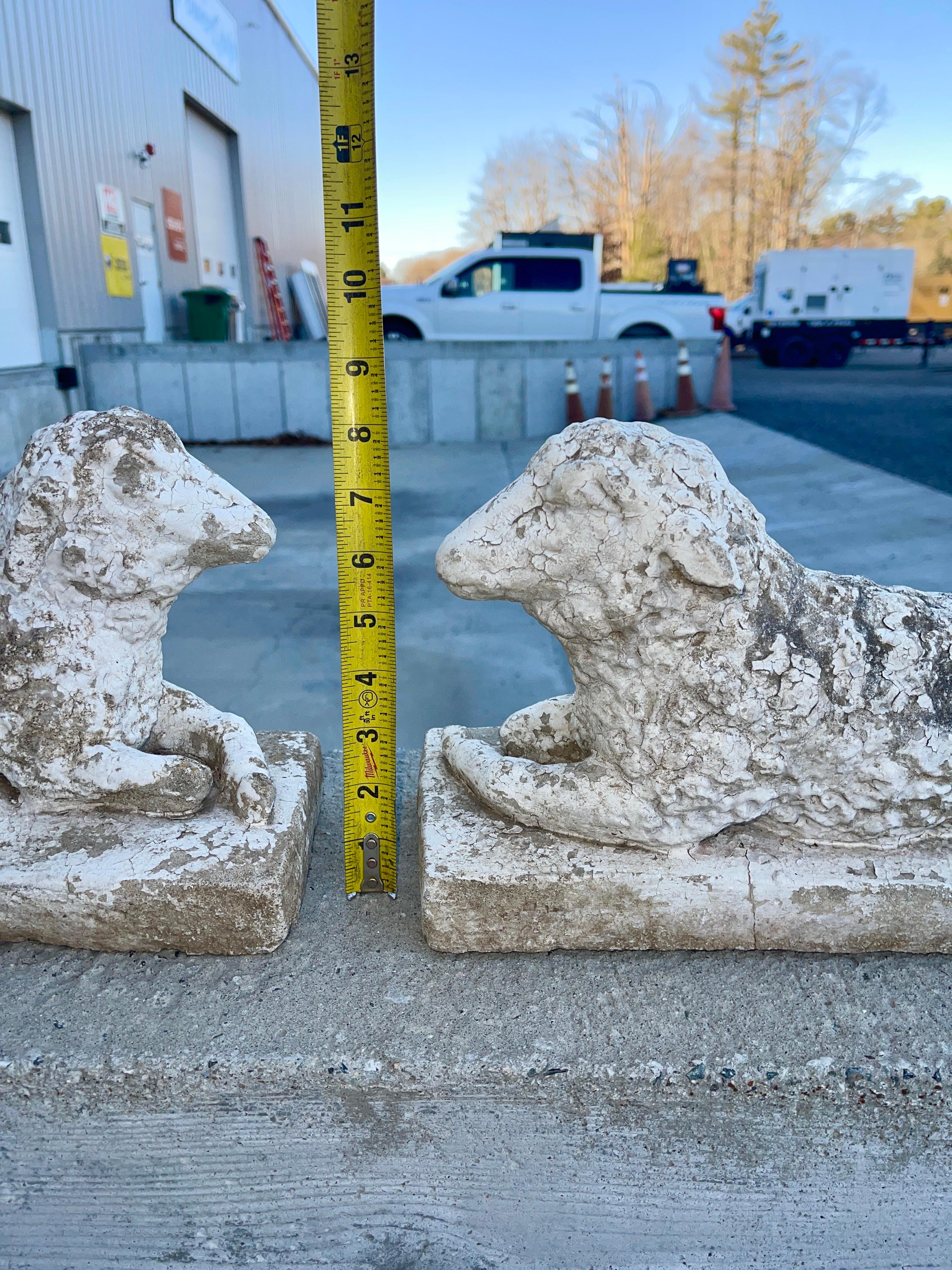 Pareja de corderos de cemento con pintura vieja en venta 2