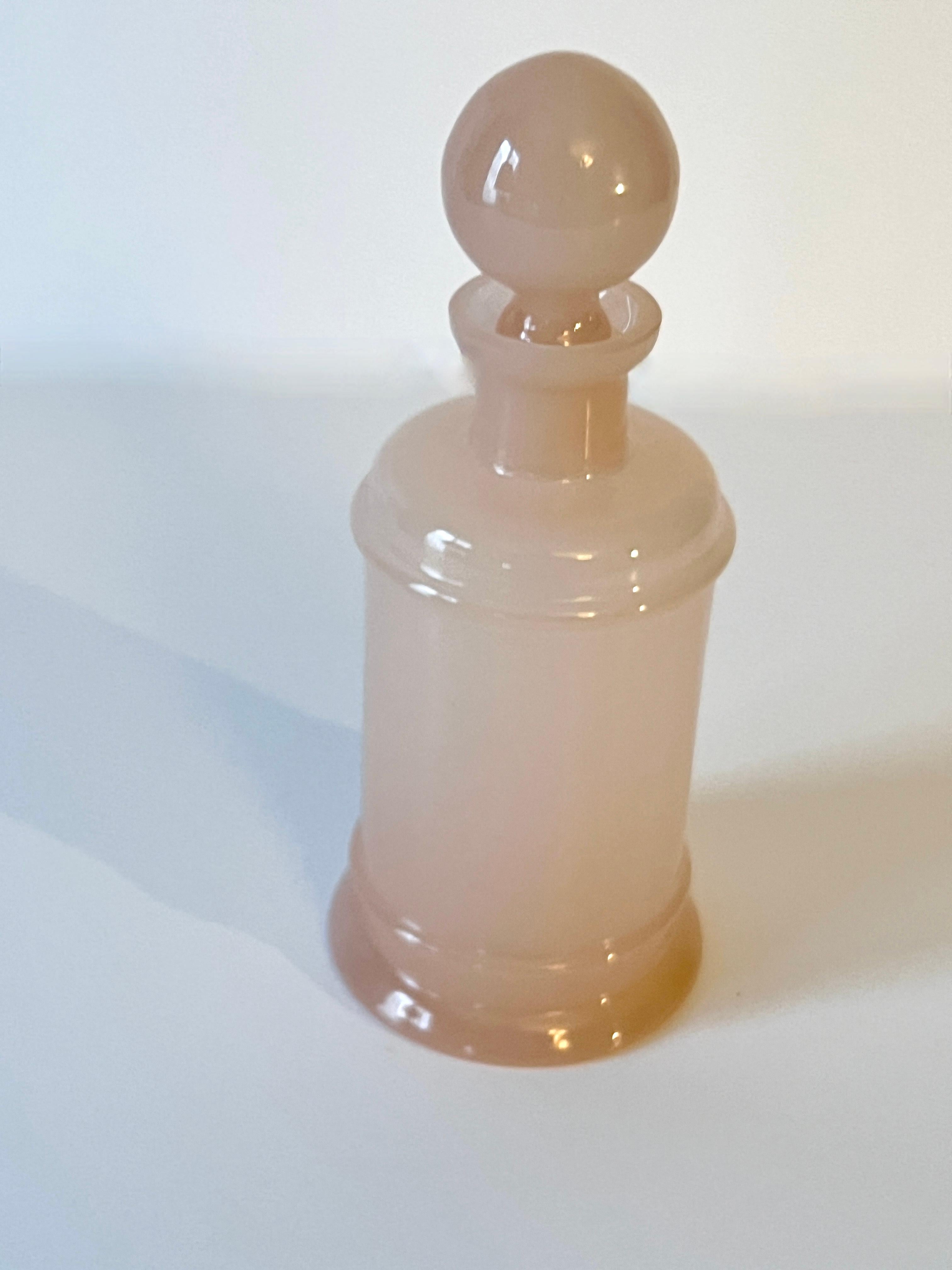 Tarro boticario italiano de Murano soplado a mano.  La pieza es de un tono rosa único.  Un complemento para cualquier tocador, escritorio o puesto de trabajo.

Pueden contener cualquier cosa, desde caramelos hasta bolas de algodón o gomas elásticas,