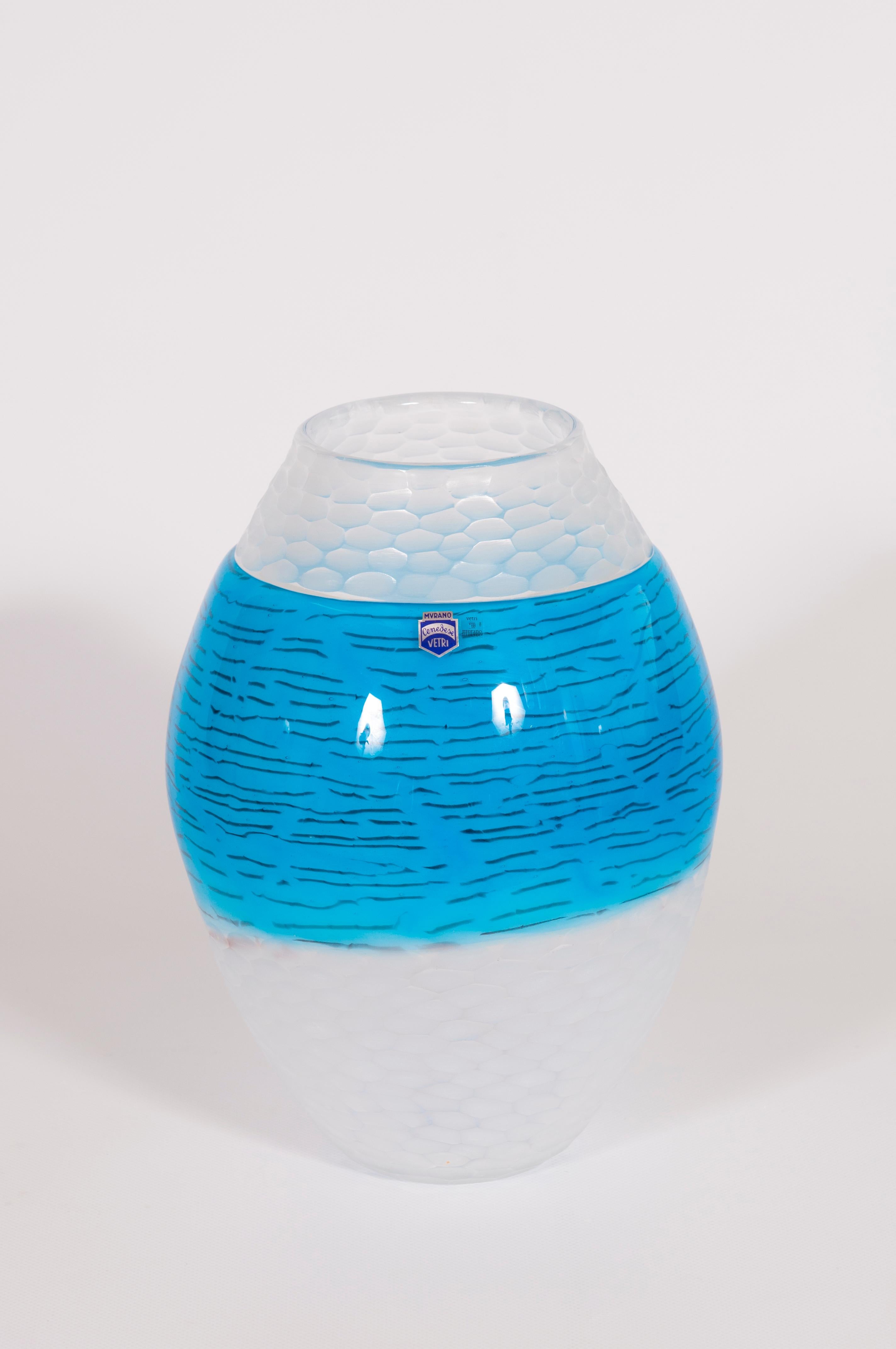 Coppia di vasi in vetro di Murano, anni '80

Una bellissima e vivace coppia di vasi in vetro di Murano, soffiati a mano dalla rinomata Vetreria Cenedese negli anni '80. Questi sorprendenti vasi presentano un design bicolore, con un vetro traslucido