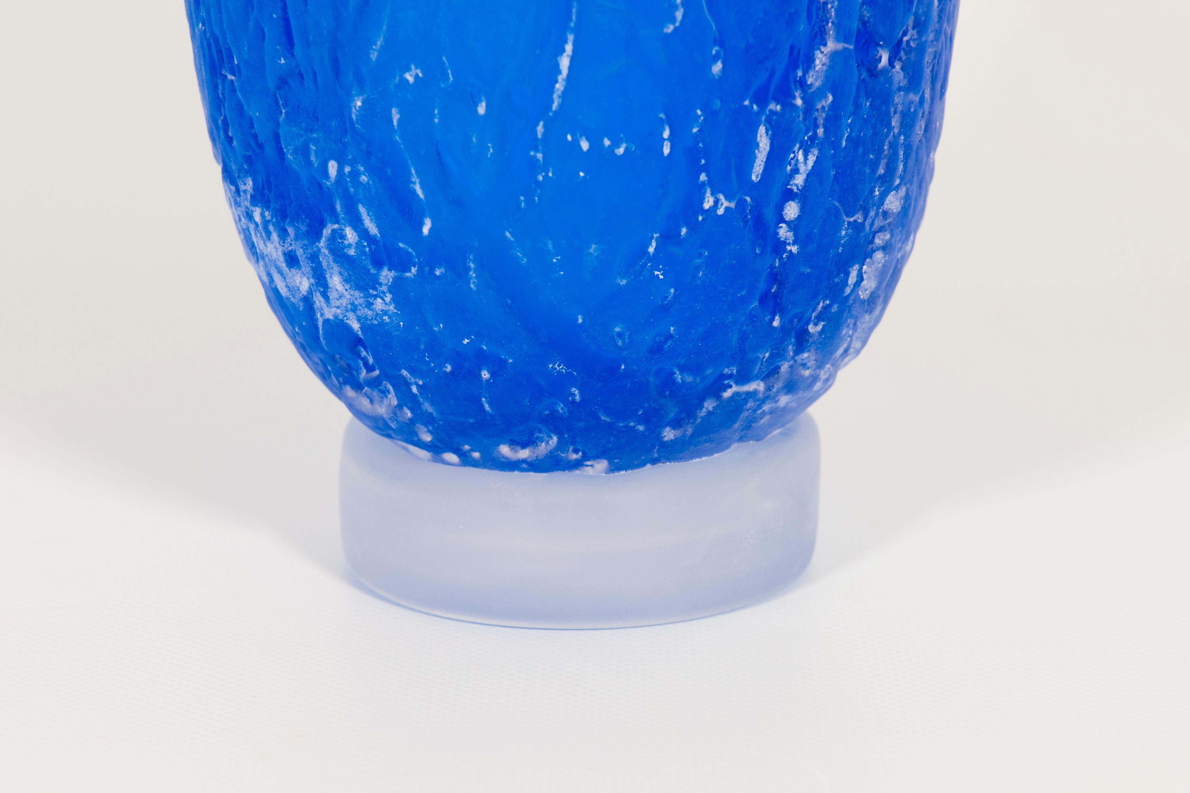 Pair of Cenedese Murano Glass Vases, 'Crackle' Texture in Pink and Cobalt Blue For Sale 5