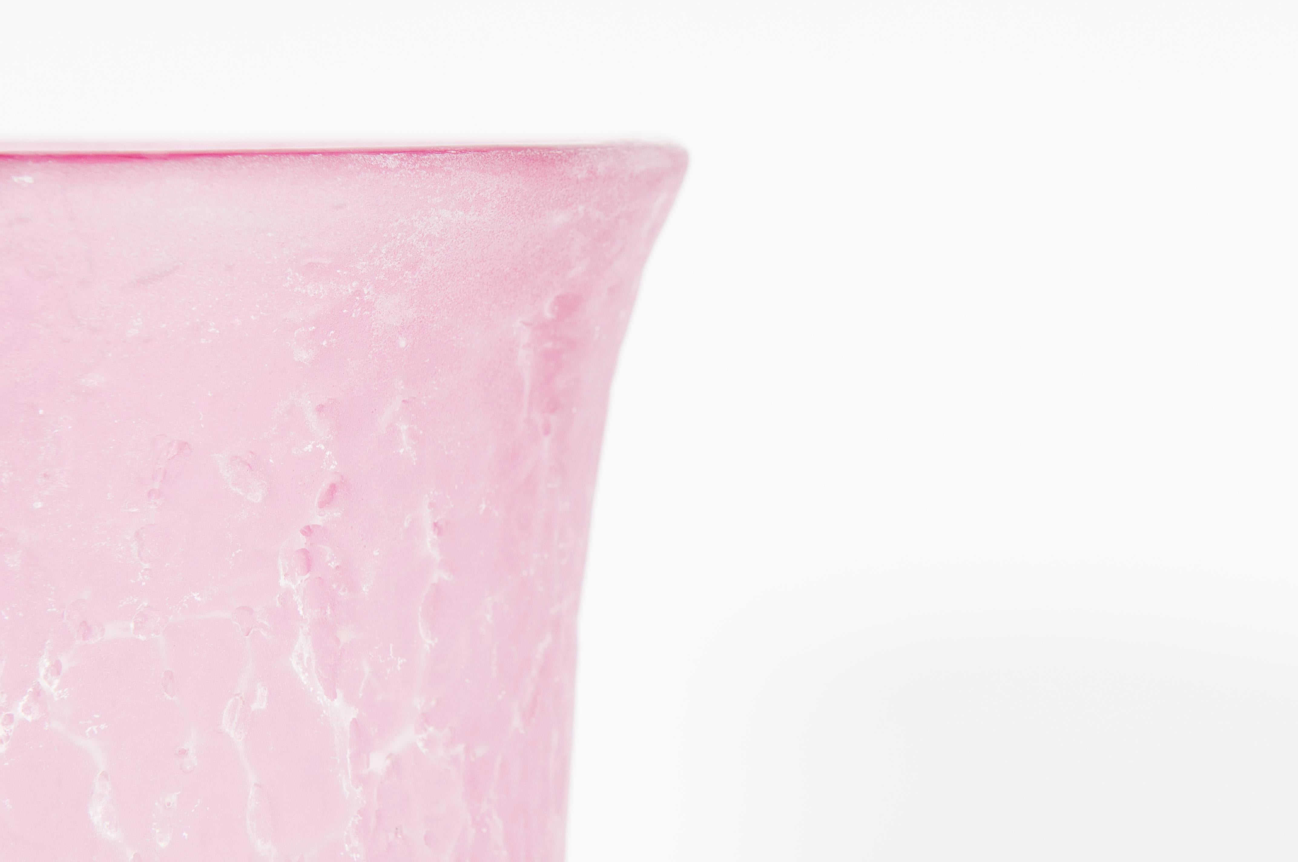 Pair of Cenedese Murano Glass Vases, 'Crackle' Texture in Pink and Cobalt Blue In Excellent Condition For Sale In Villaverla, IT