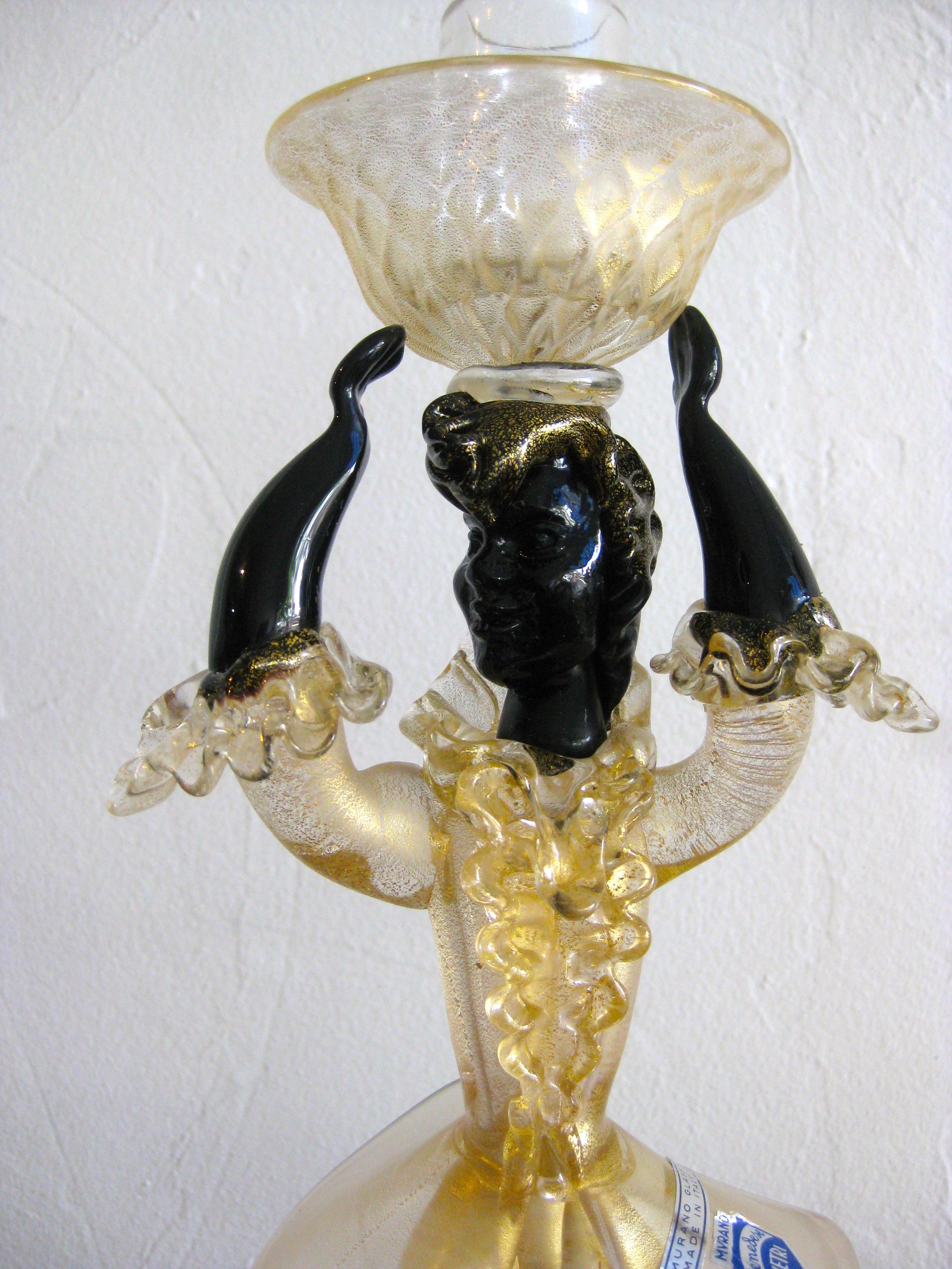 Selten zu findendes originales Paar aus einer männlichen und einer weiblichen Figur/Kerzenhalter von Cenedese Vetri Murano Glas. Das Paar figuraler Kerzenhalter hat noch die originalen Folienaufkleber. Großartiges Design und Form. Das mundgeblasene