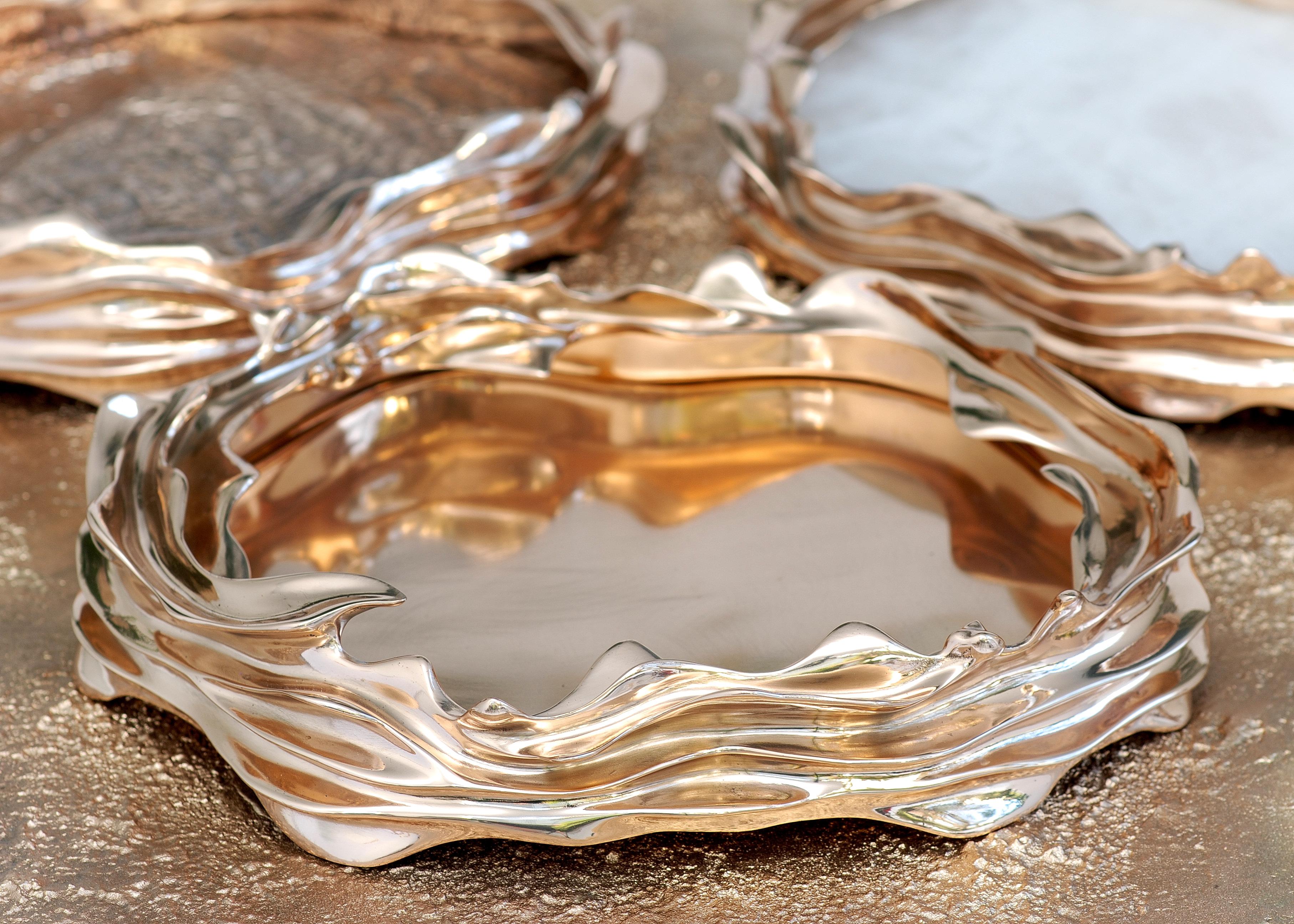 Pair of Centerpieces Bowls in Polished bronze by FAKASAKA Design
Dimensions: W 36 x D 30 x H 7 cm
Materials: Polished bronze.
 
