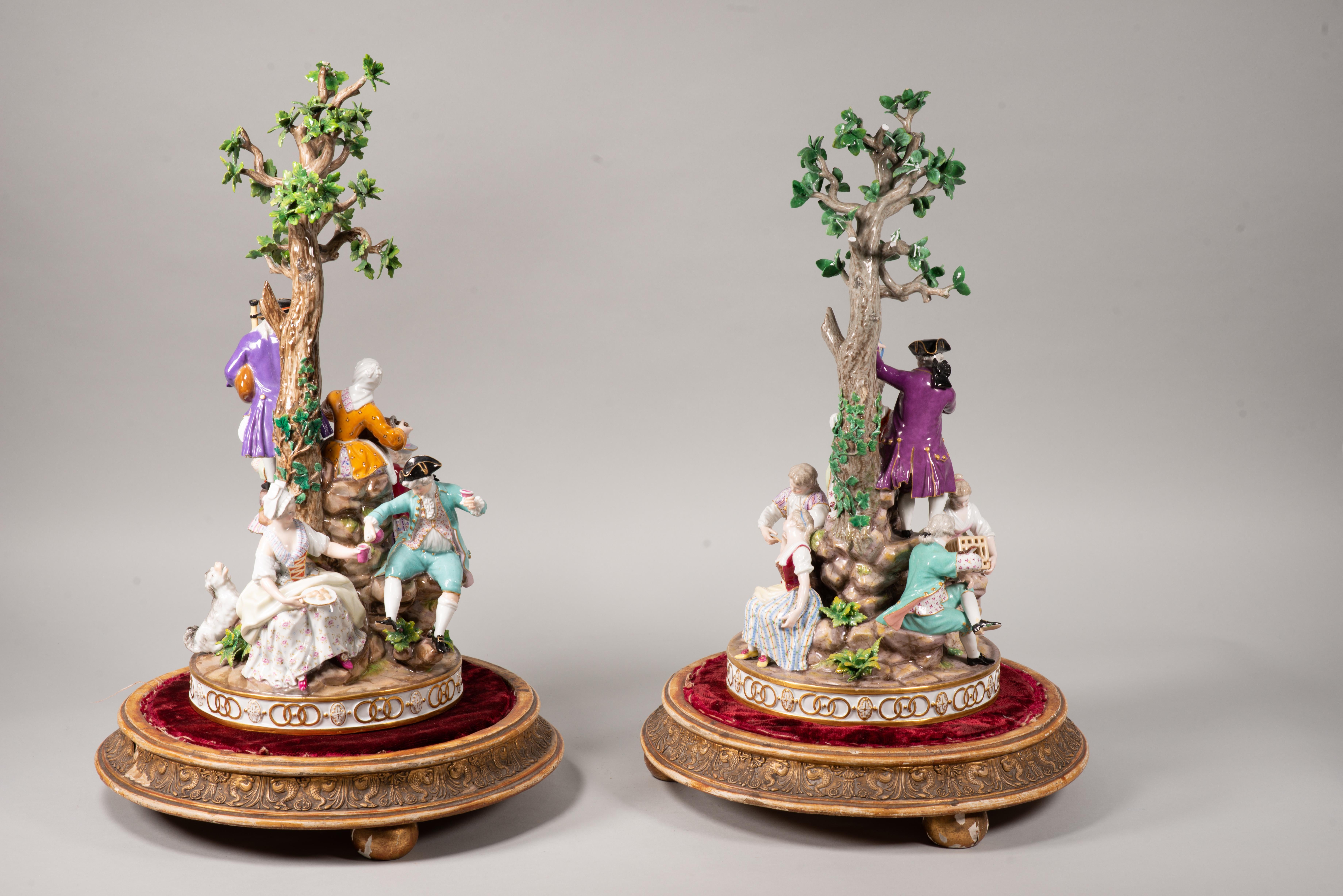 Ein Paar Tafelaufsätze. Glasiertes Porzellan, Holz, Textilien, etc. Meissen, Deutschland, möglicherweise zweite Hälfte des 19. Jahrhunderts, nach dem Vorbild von Acier. 
Mit Markierungen am Sockel. Sie sind behaart und haben Defekte; Defekte an den