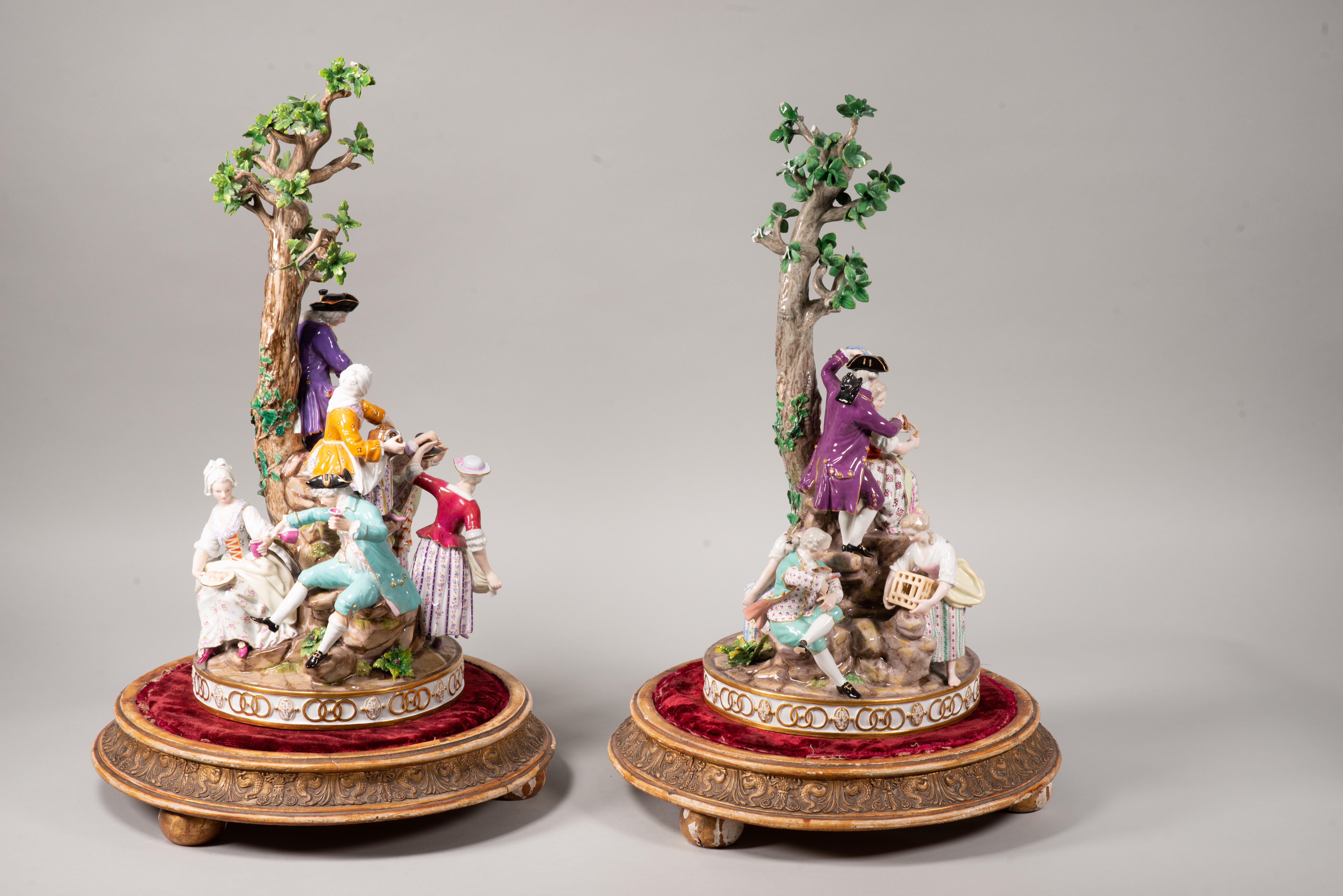 Ein Paar Tafelaufsätze. Glasiertes Porzellan, etc. Meißen, Deutschland, s. 19. (19. Jahrhundert) im Angebot