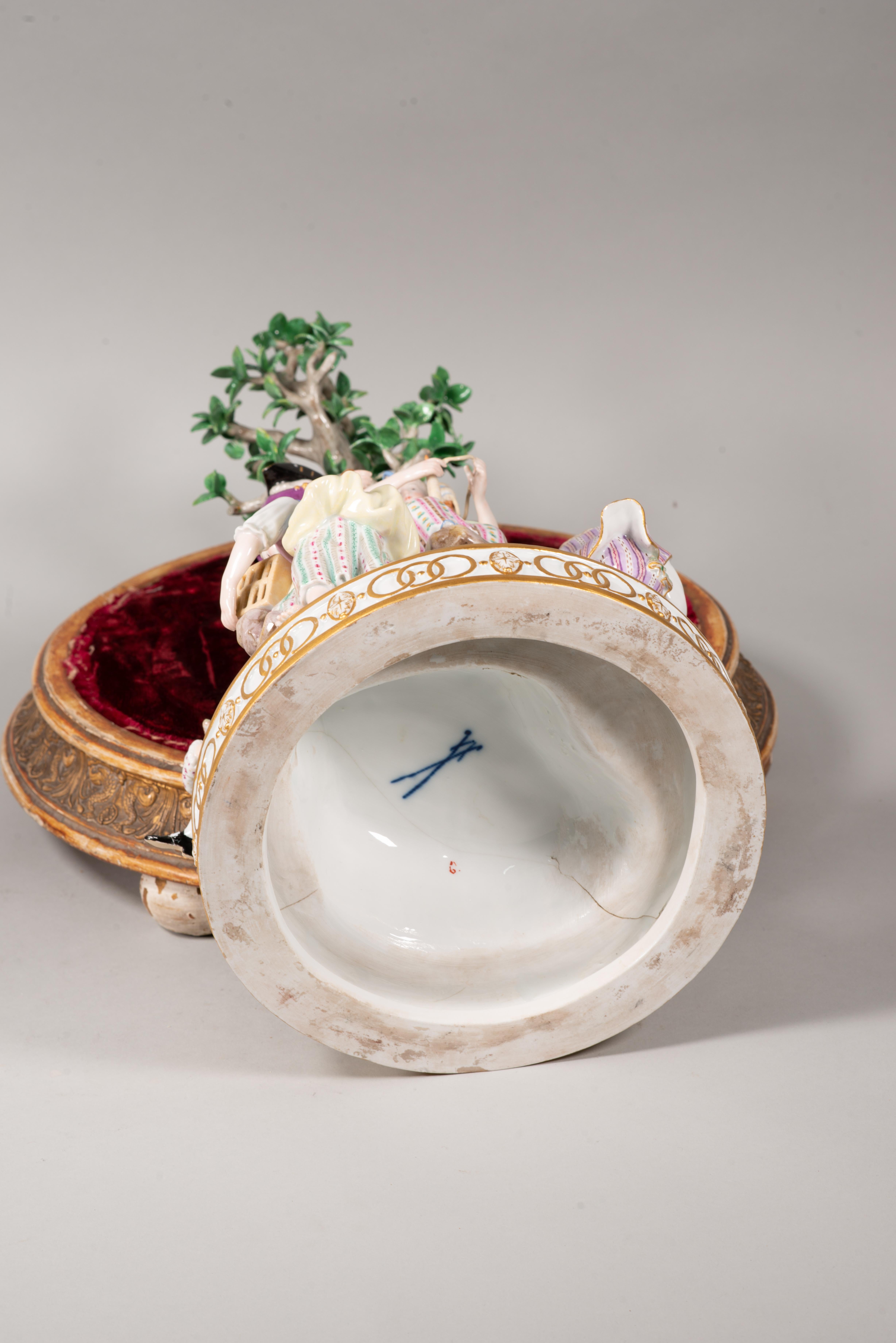 Ein Paar Tafelaufsätze. Glasiertes Porzellan, etc. Meißen, Deutschland, s. 19. im Angebot 3