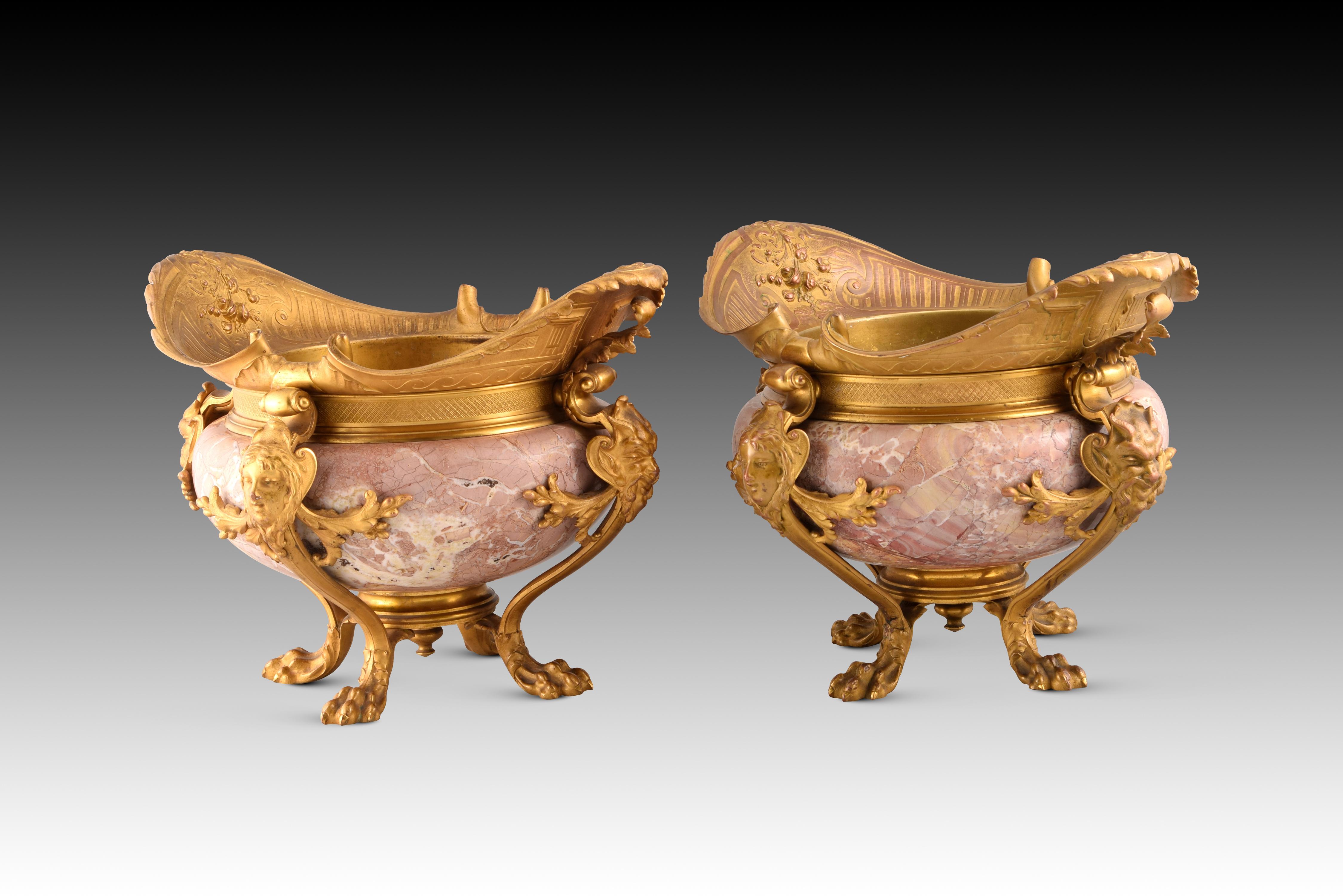 Pair of centerpieces. Gilded bronze, marble. France, late 19th century.
 Pair of centerpieces or planters that have a globular body carved in marble veined in pink tones (of a type similar to a very popular one often used in French school works