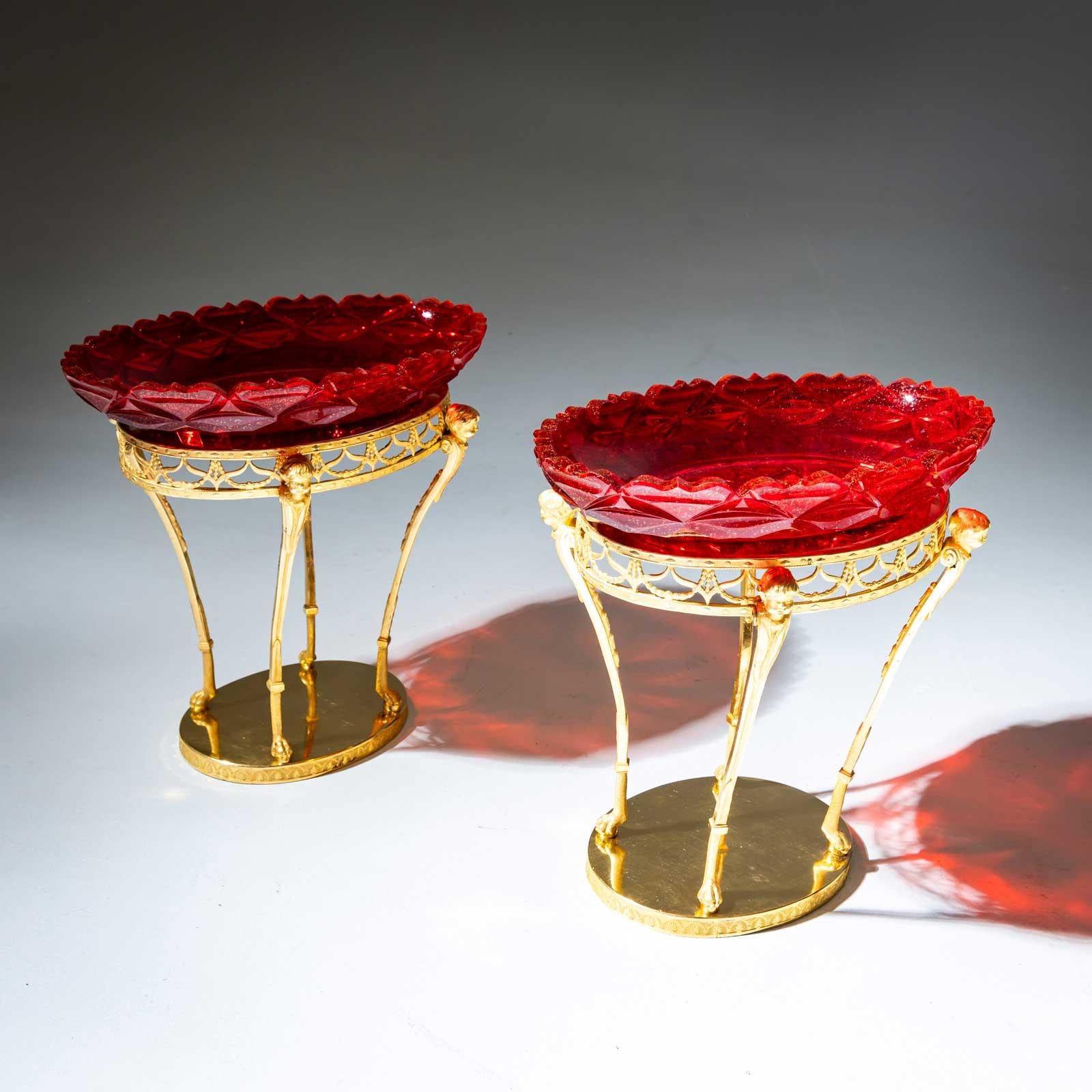 Paire de centres de table, bronze doré à la flamme, bols en verre rouge, Russie, début du XIXe siècle. 

Cf. N. Asharina et al, Russian Glass of the 17th - 20th Centuries, catalogue d'exposition, Corning 1990, p. 86 : no. 35