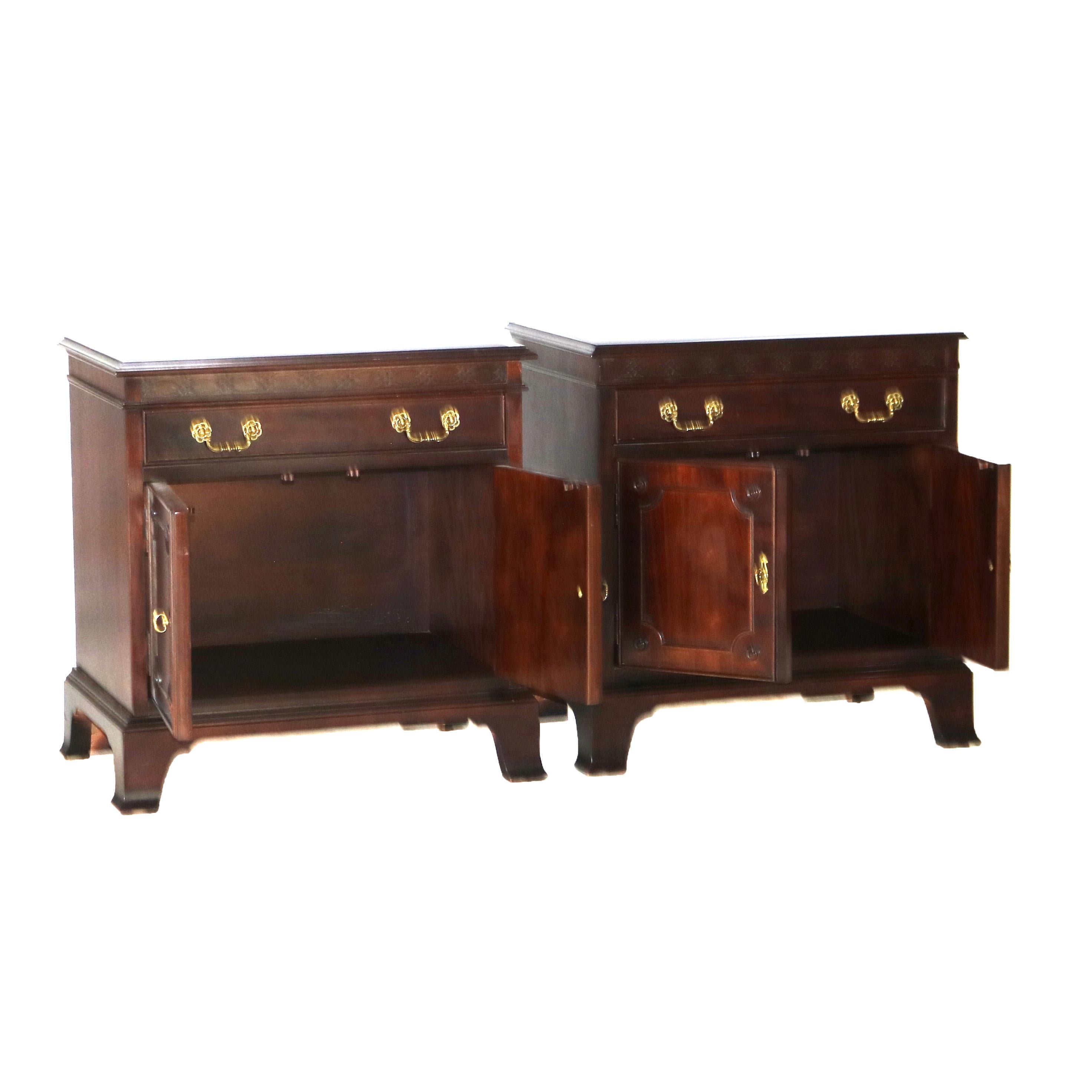 Paire d'armoires d'appoint en acajou de style Chippendale avec tiroir supérieur 20e siècle en vente 8